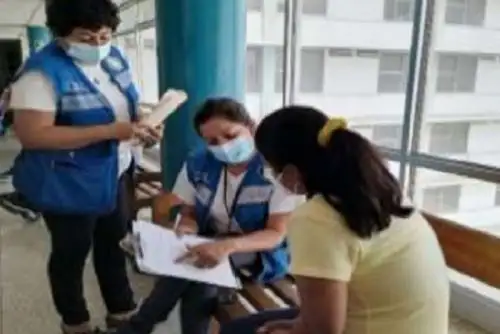A la madre de la menor se le orientó con respecto al desarrollo del proceso, el apoyo que recibirá de parte del programa y se acordará sobre las visitas domiciliarias para continuar con el procedimiento de asistencia integral.
