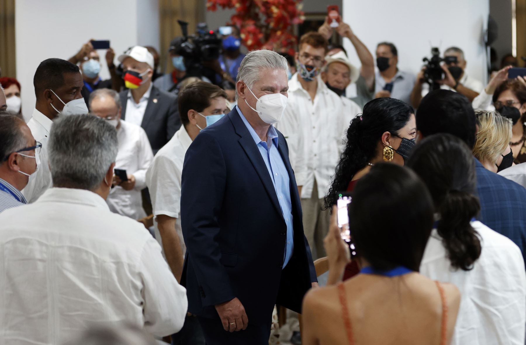 El presidente cubano, Miguel Diaz-Canel, participa en la inauguración de la trigésima edición de la Feria Internacional del Libro de La Habana. Foto: EFE