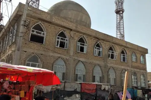 Vista general de una mezquita chiíta se muestra después de la explosión de una bomba. Foto: AFP