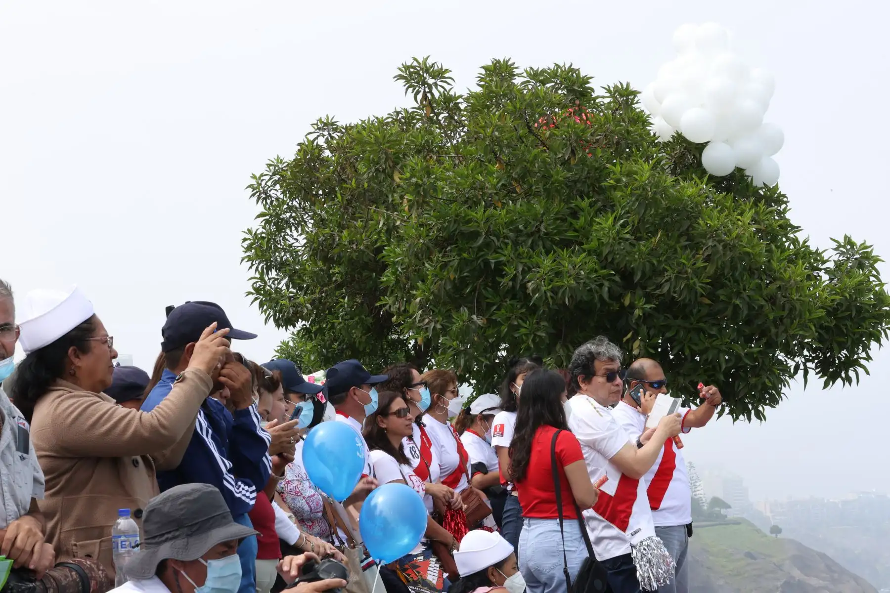Como parte del evento internacional “Velas Latinoamérica 2022, la ciudadanía pudo apreciar la Revista Naval en la Gran Bahía de Lima,  donde participa nuestro buque escuela a vela, el B.A.P. “Unión” y que, recorrerá por la zona costera de los distritos de Chorrillos, Barranco y Miraflores.
Foto: ANDINA/Melina Mejía
