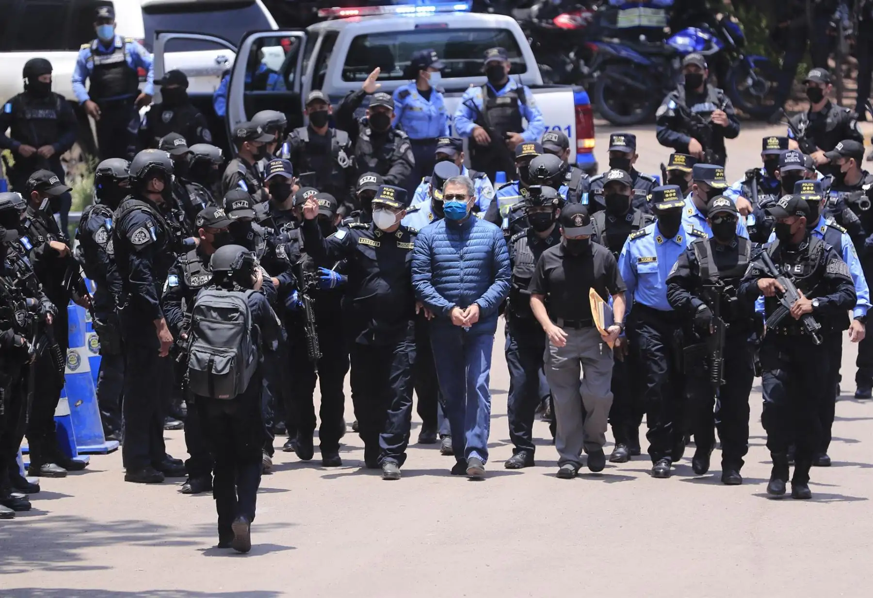 Hernández, acusado por Estados Unidos de tres cargos asociados al narcotráfico y uso de armas, es extraditado este jueves a ese país en un avión desde Tegucigalpa.
Foto: ANDINA/EFE