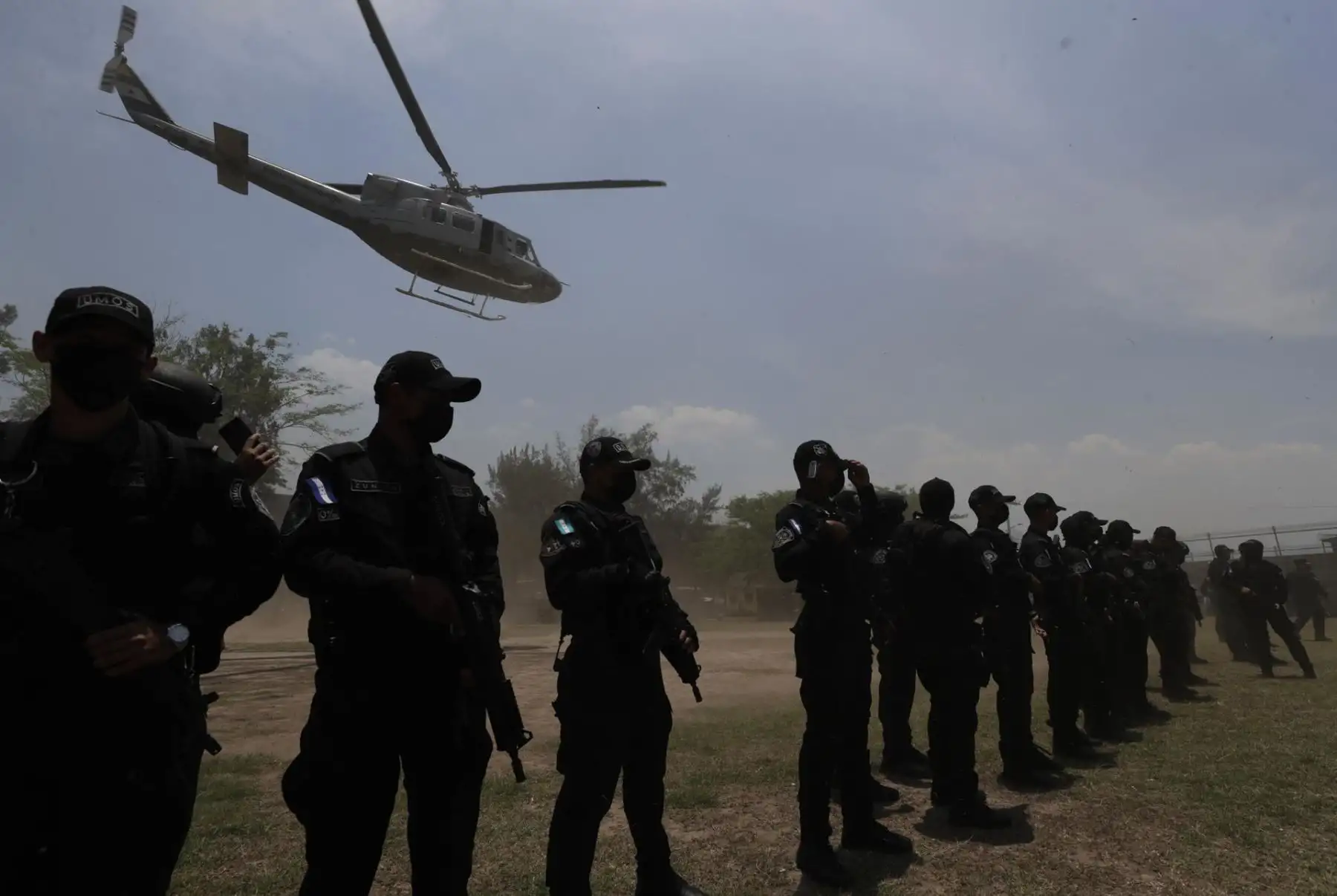 El helicóptero que transporta al expresidente hondureño Juan Orlando Hernández parte de la sede de la Dirección Nacional Fuerzas Especiales hoy, en Tegucigalpa (Honduras). 
Foto: ANDINA/EFE