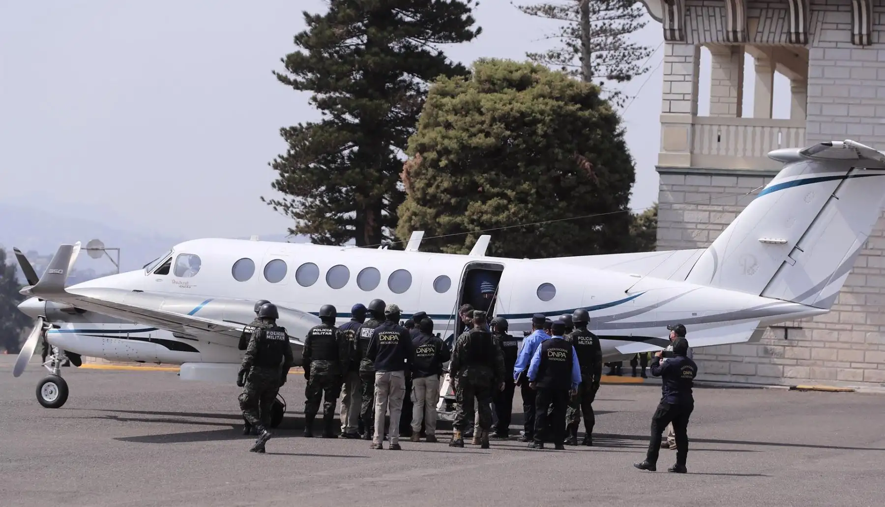 El expresidente hondureño Juan Orlando Hernández es dirigido a la aeronave que lo llevará extraditado a los Estados Unidos hoy, en la base aérea Hernán Acosta de Tegucigalpa.
Foto: ANDINA/EFE
