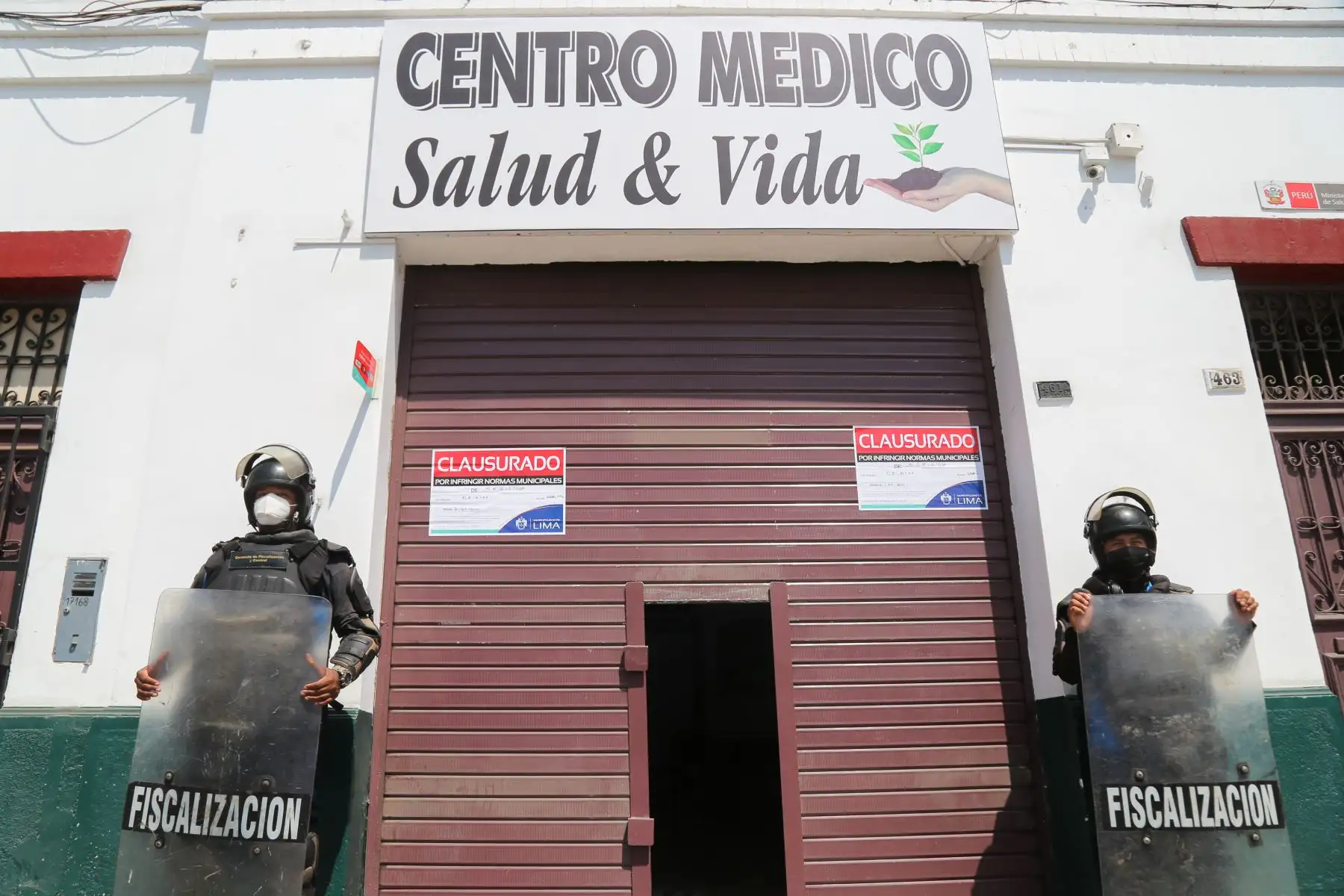 La Municipalidad de Lima, la Policía Nacional y el Ministerio Público intervinieron un centro médico naturista, ubicado en la cuadra 4 de la Av. España, que funcionaba en condiciones antihigiénicas y no contaba con los permisos necesarios.
Foto: ANDINA/MML