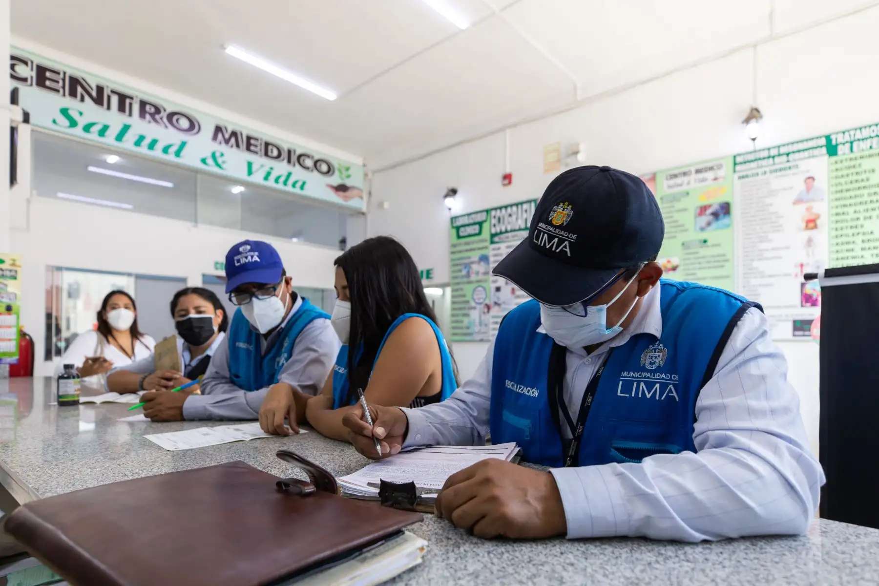 Personal de Fiscalización y Sanidad de la comuna limeña, un representante de la Fiscalía de Prevención del Delito y efectivos de Homicidios de la PNP ingresaron al establecimiento Salud y Vida, donde hallaron varias deficiencias.
Foto: ANDINA/MML