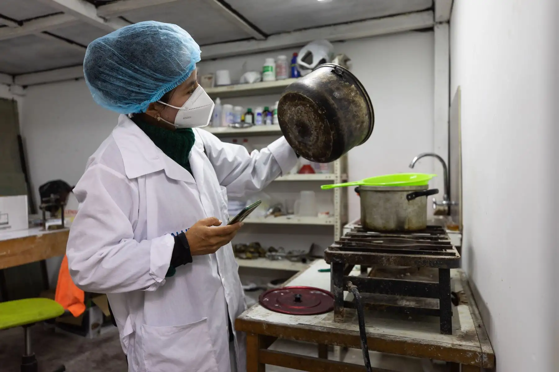 Se detectaron que los equipos empleados para la realización de prótesis dentales presentaban condiciones antihigiénicas; de igual manera, utensilios de comida se encontraban dentro del laboratorio y los baños estaban en mal estado. 
Foto: ANDINA/MML