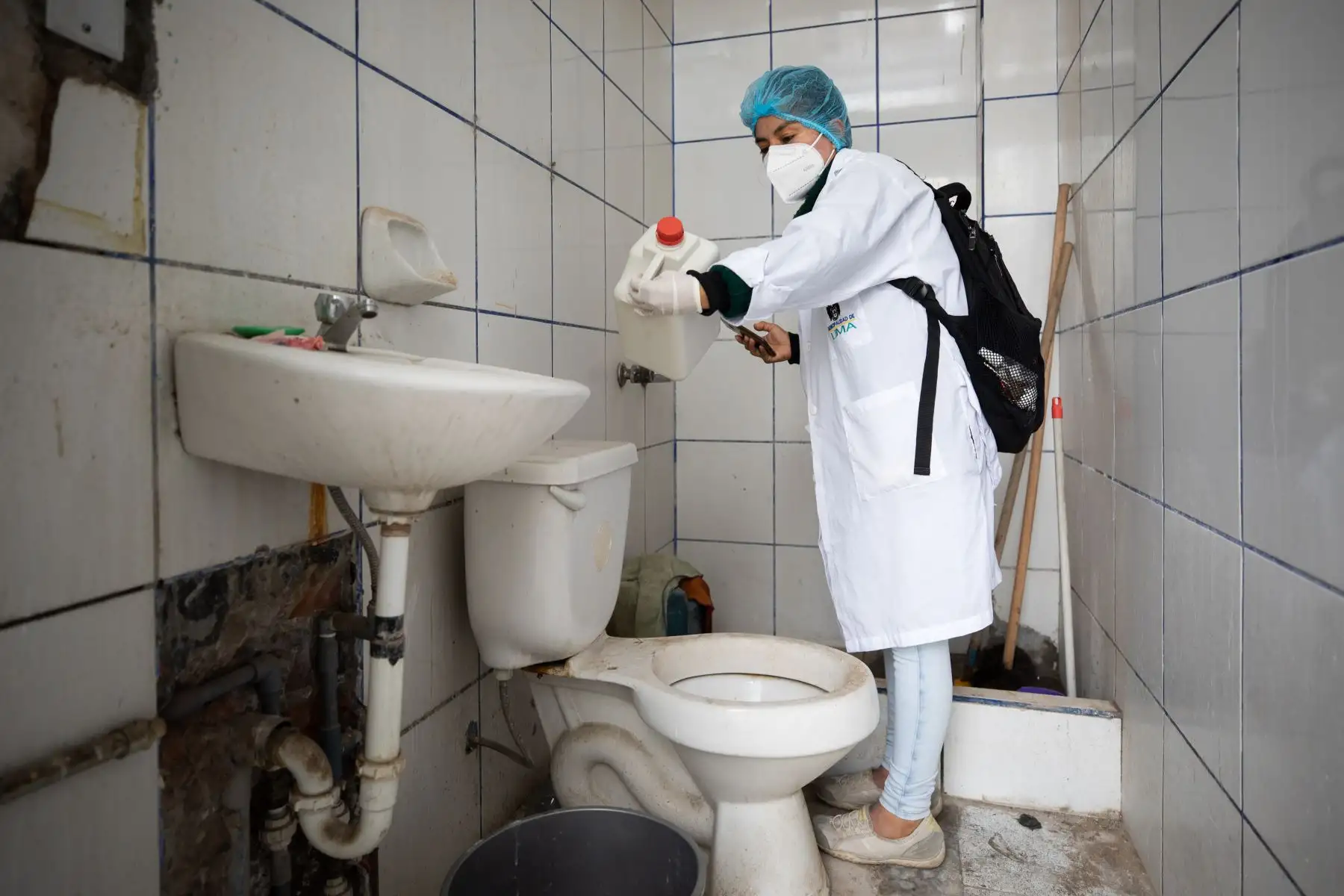Se detectaron que los equipos empleados para la realización de prótesis dentales presentaban condiciones antihigiénicas; de igual manera, utensilios de comida se encontraban dentro del laboratorio y los baños estaban en mal estado. 
Foto: ANDINA/MML
