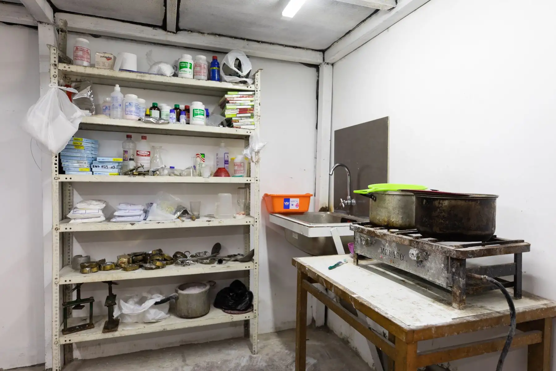 Se detectaron que los equipos empleados para la realización de prótesis dentales presentaban condiciones antihigiénicas; de igual manera, utensilios de comida se encontraban dentro del laboratorio y los baños estaban en mal estado. 
Foto: ANDINA/MML