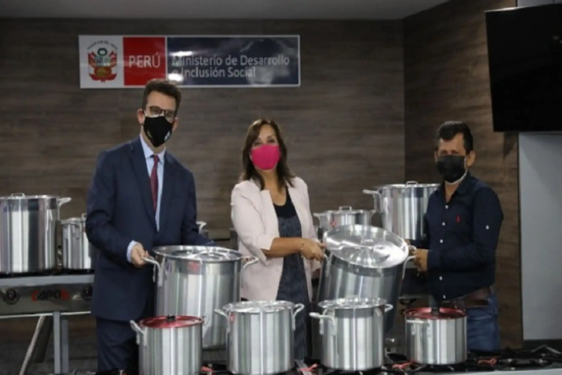 La titular del Midis, Dina Boluarte, agradeció el apoyo de Israel ya que estas cocinas beneficiarán a más de 100 usuarios de las zonas limítrofes con Ecuador y Colombia que viven en una situación económica de pobreza o extrema pobreza.