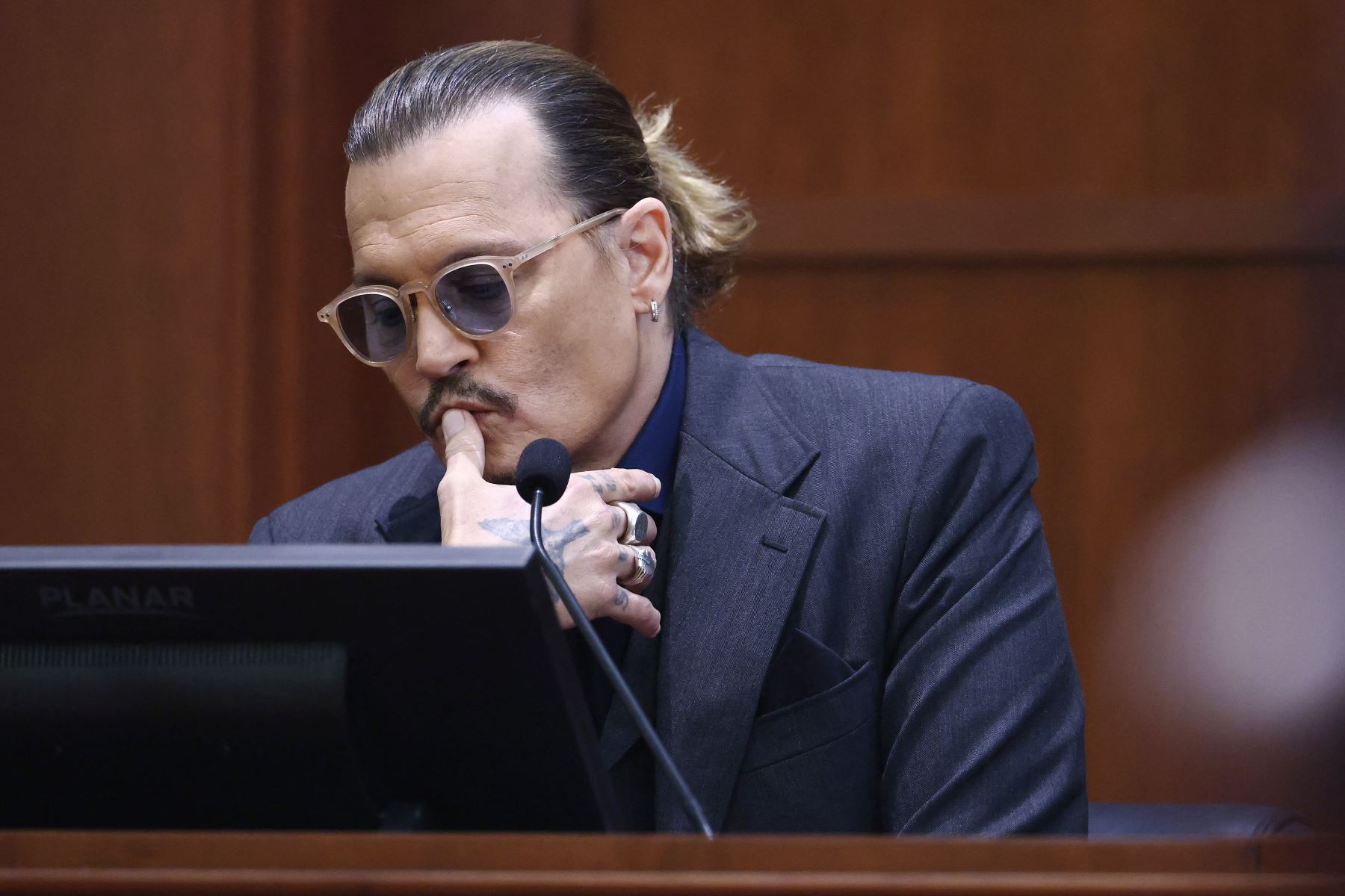Vestido con traje oscuro y camisa negra, Depp admitió haber consumido estas sustancias, pero negó cualquier exceso. Foto: AFP