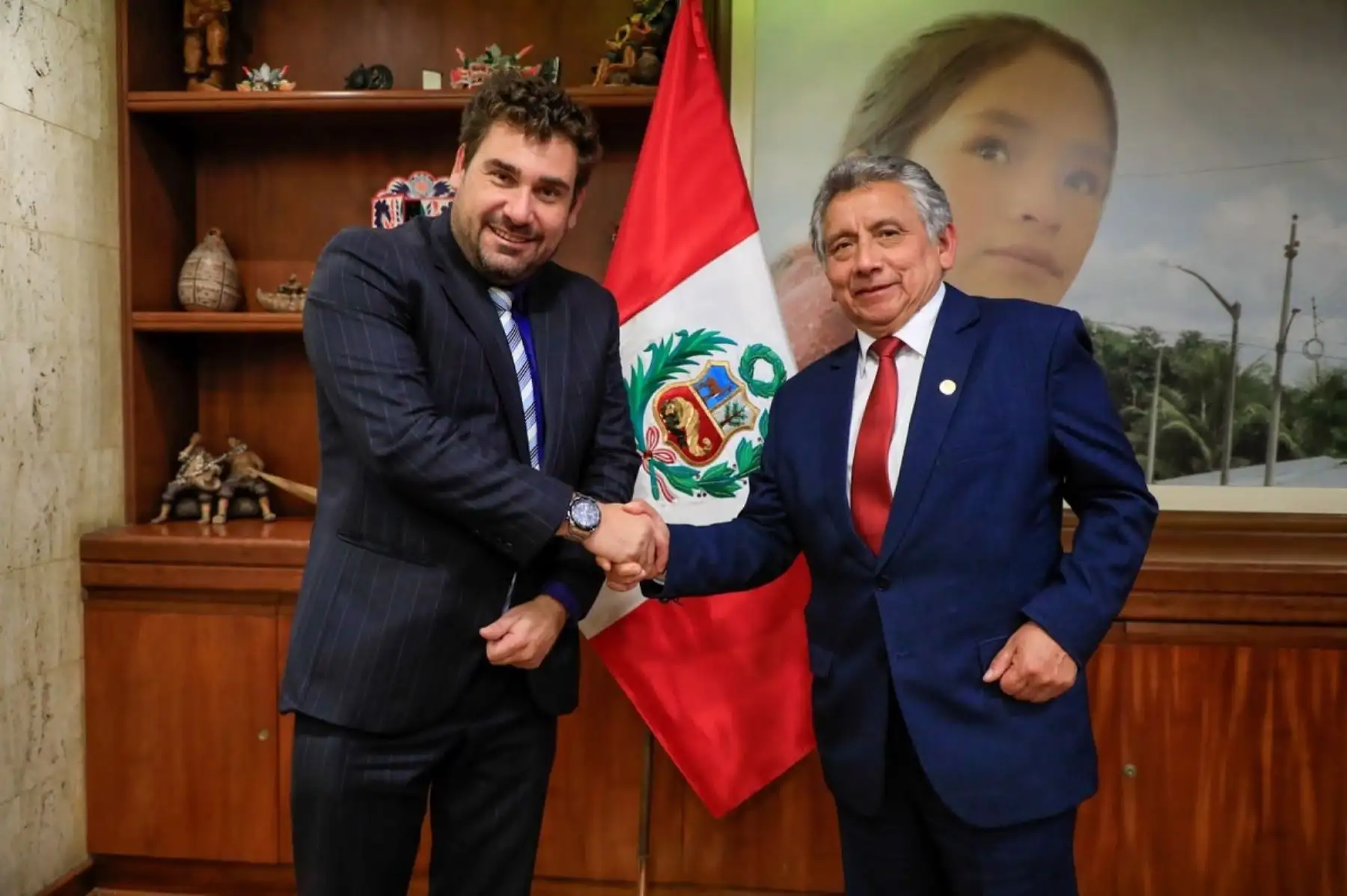 El ministro de Energía y Minas, Carlos Palacios Pérez (camisa blanca) y el presidente ejecutivo del Indecopi, Julián Palacín Gutiérrez, se reunieron para abordar el tema de la reducción del precio de los combustibles. Foto: Cortesía.