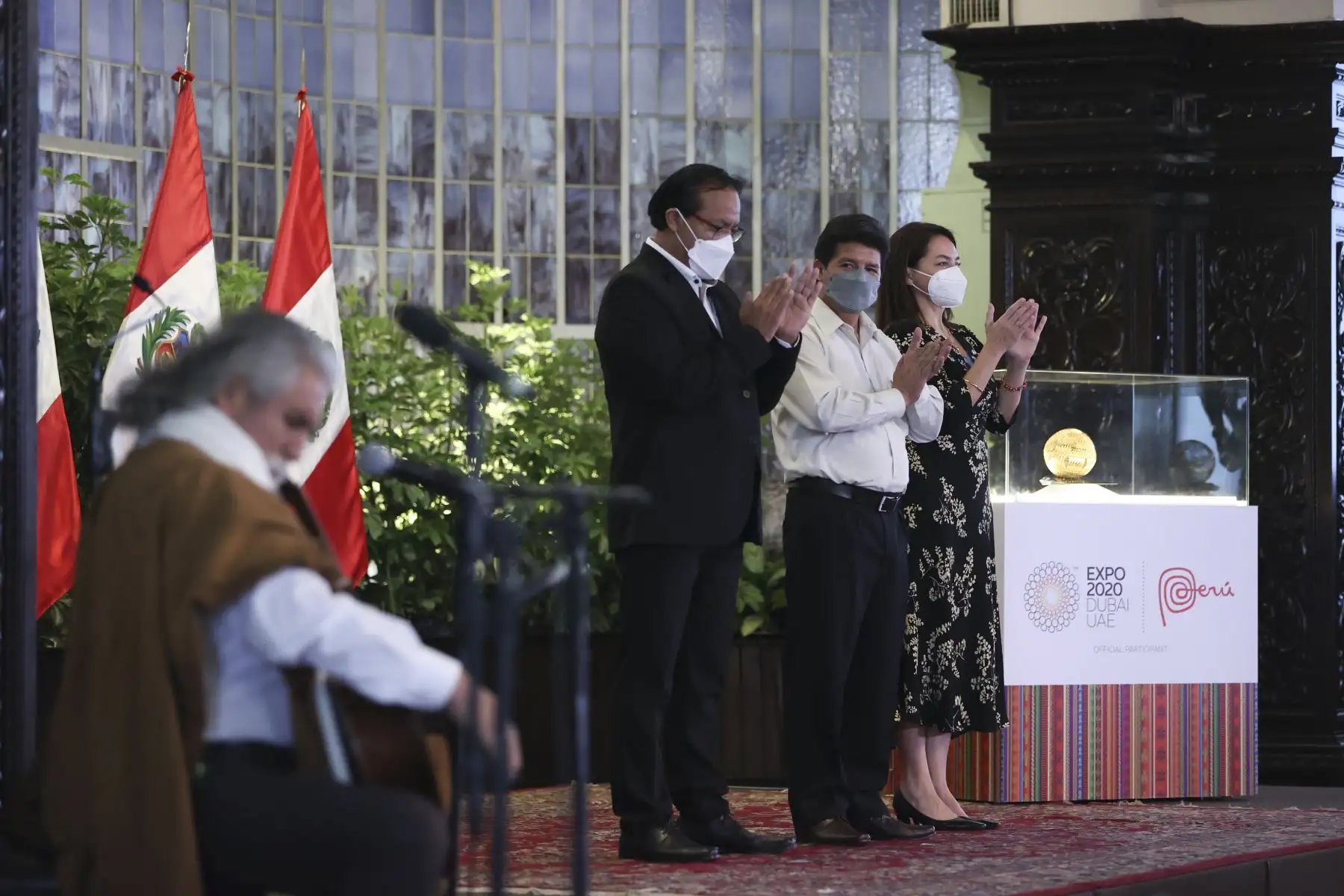 Esta ceremonia que se realizó en Palacio de Gobierno, contempló la develación del reconocimiento de oro al mejor diseño de exhibición Expo 2020 Dubái otorgado al Perú, así como la presentación artística del reconocido guitarrista ayacuchano “Manuelcha Prado”. 
Foto: ANDINA/Presidencia Perú
