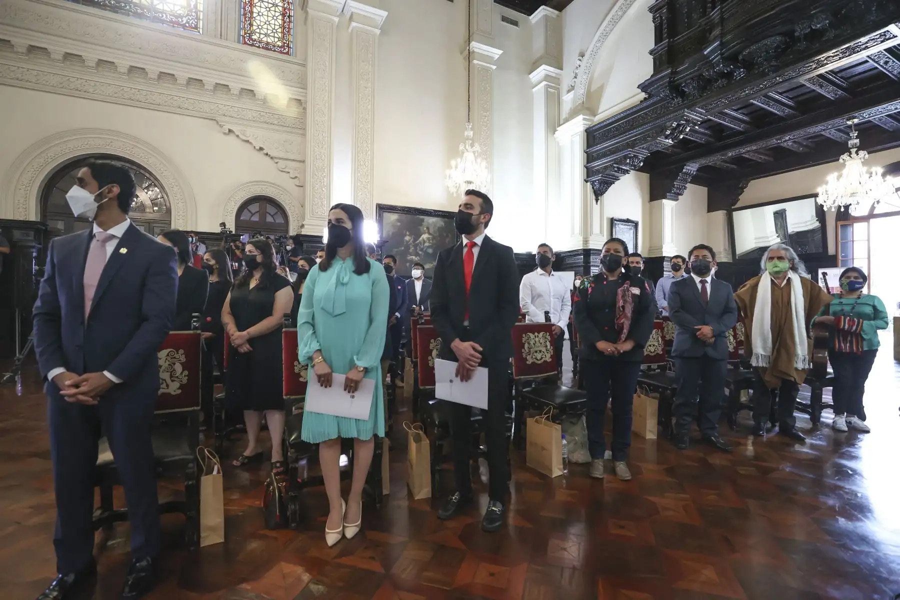 Participaron también el ministro de Comercio Exterior y Turismo, Roberto Sánchez; la presidenta ejecutiva de PROMPERÚ, Amora Carbajal; el embajador de Emiratos Árabes Unidos, Mohamed Alsahmsi; el artesano y Maestro Amauta, Sixto Seguil, así como más de 40 representantes de los artistas, maestros(as) de gastronomía de diferentes regiones del país. 
Foto: ANDINA/ Presidencia Perú