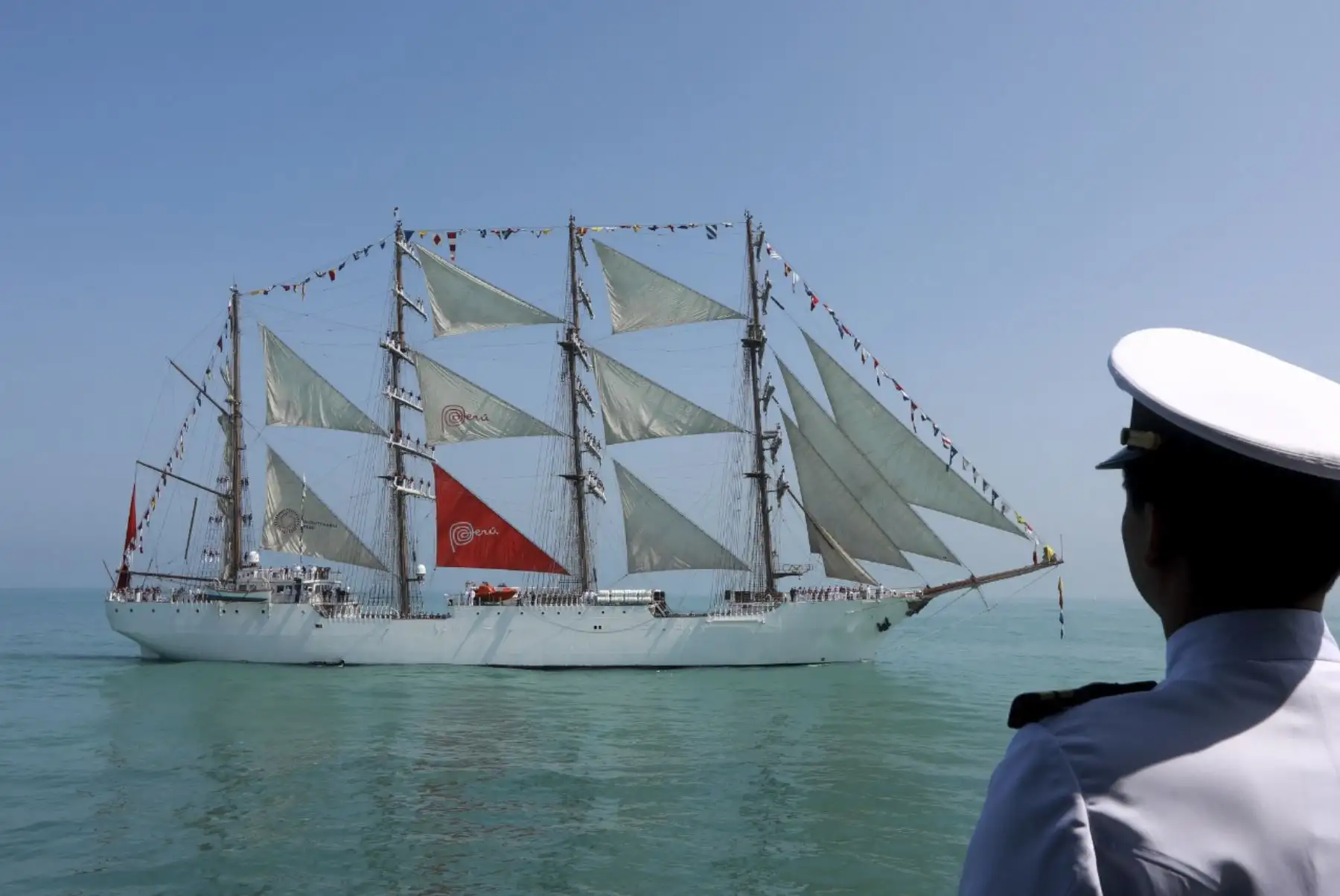 Como parte del evento internacional “Velas Latinoamérica 2022, la ciudadanía pudo apreciar la Revista Naval en la Gran Bahía de Lima,  donde participa nuestro buque escuela a vela, el B.A.P. “Unión” y que, recorrerá por la zona costera de los distritos de Chorrillos, Barranco y Miraflores.
Foto: ANDINA/MINDEF