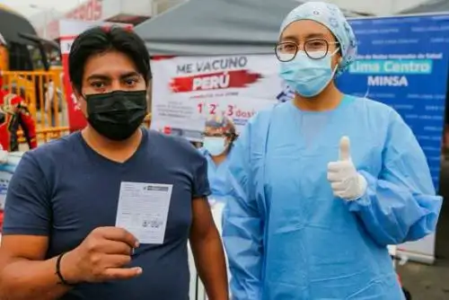 Si las personas quieren ingresar a los diferentes ambientes públicos cerrados, la presentación de su carné de vacunación sigue vigente y obligatoria. ANDINA/ Minsa