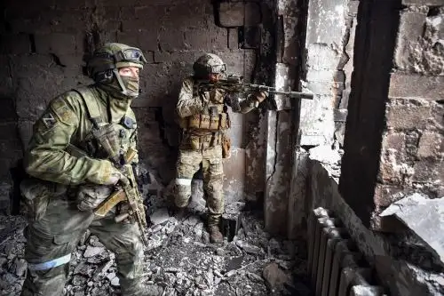 Putin determinó frenar el asalto final a ese peligroso lugar y ordenó en cambio "bloquear toda la zona de tal forma que no salga ni una mosca". Foto: AFP