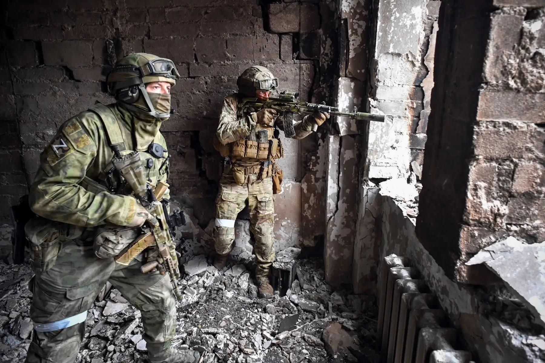 Putin determinó frenar el asalto final a ese peligroso lugar y ordenó en cambio "bloquear toda la zona de tal forma que no salga ni una mosca". Foto: AFP