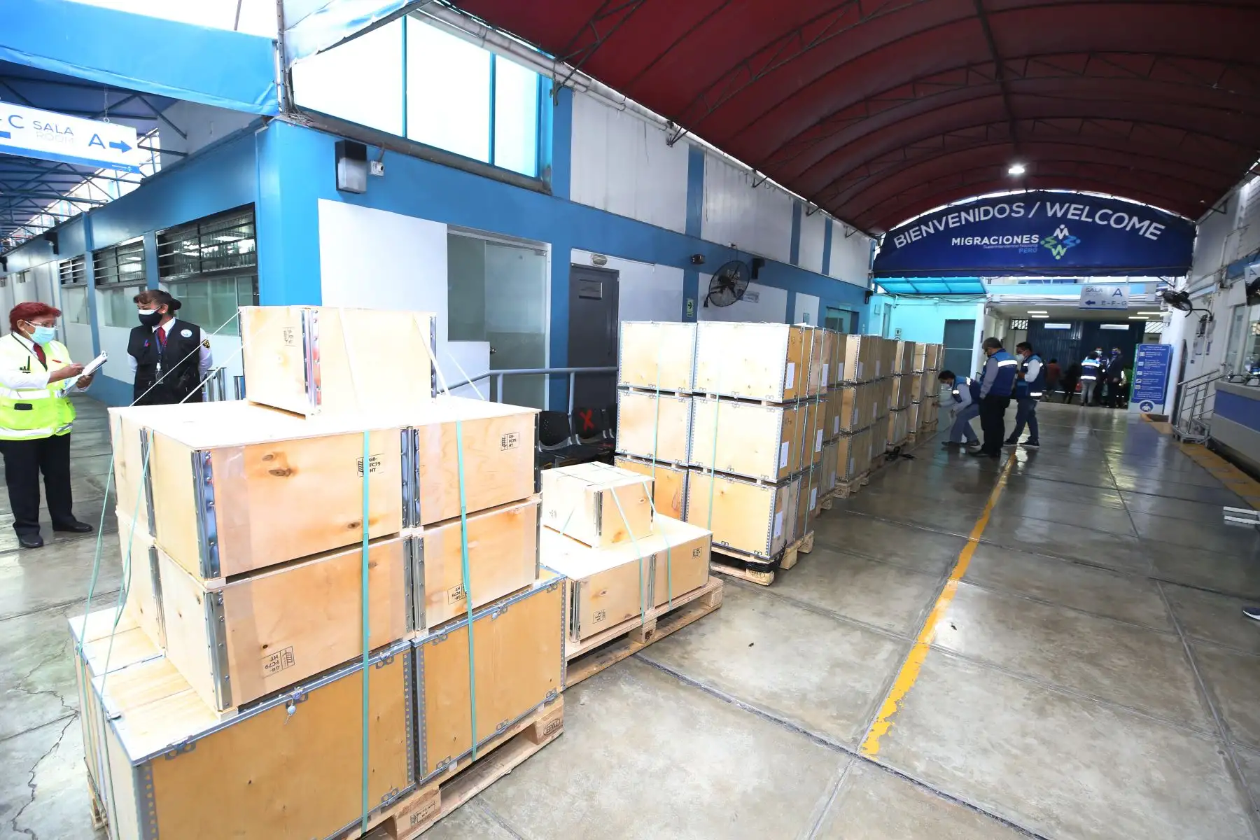 La Superintendencia Nacional de Migraciones recibió esta tarde un nuevo lote de 88 mil pasaportes electrónicos que servirán para agilizar la entrega de estos documentos biométricos a la ciudadanía. 
Foto: ANDINA/Migraciones
