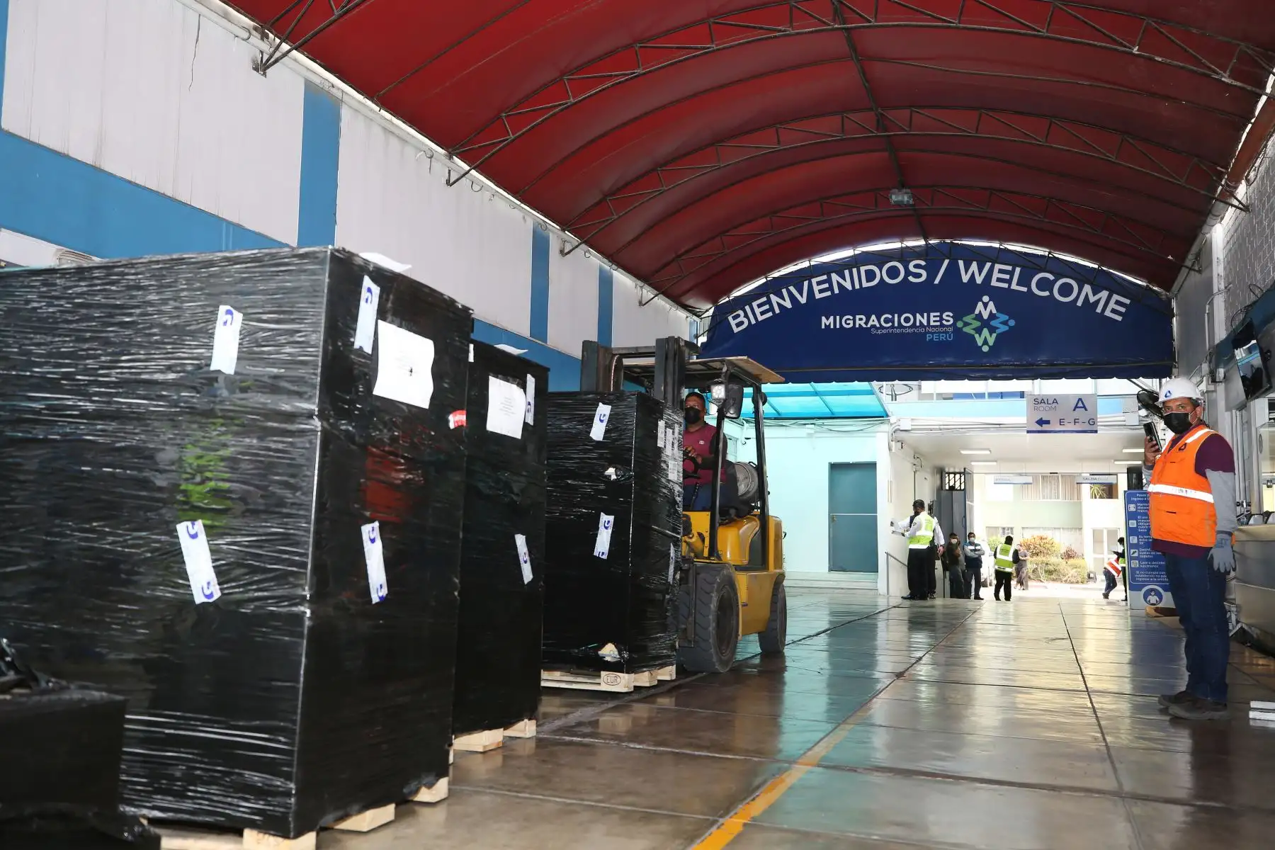 La Superintendencia Nacional de Migraciones recibió esta tarde un nuevo lote de 88 mil pasaportes electrónicos que servirán para agilizar la entrega de estos documentos biométricos a la ciudadanía. 
Foto: ANDINA/Migraciones