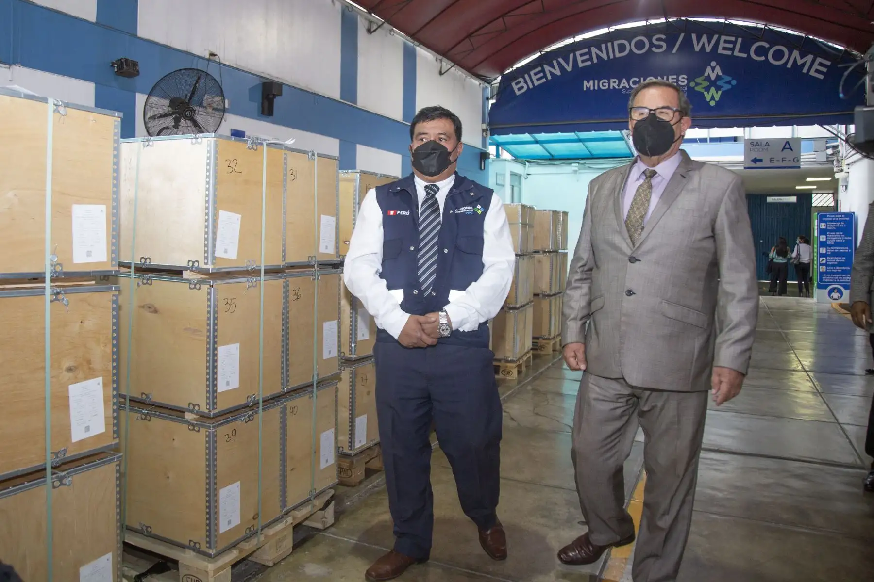 El superintendente Jorge Fernández Campos informó que hasta julio llegarán un total de 700 mil pasaportes y anunció que la tercera semana de mayo se comenzará a atender a las personas que hayan pagado por su derecho a pasaporte en el año 2018, en la cuarta semana de mayo a aquellas que hayan pagado el 2019 y en junio a las que pagaron el 2020.
Foto: ANDINA/ Migraciones