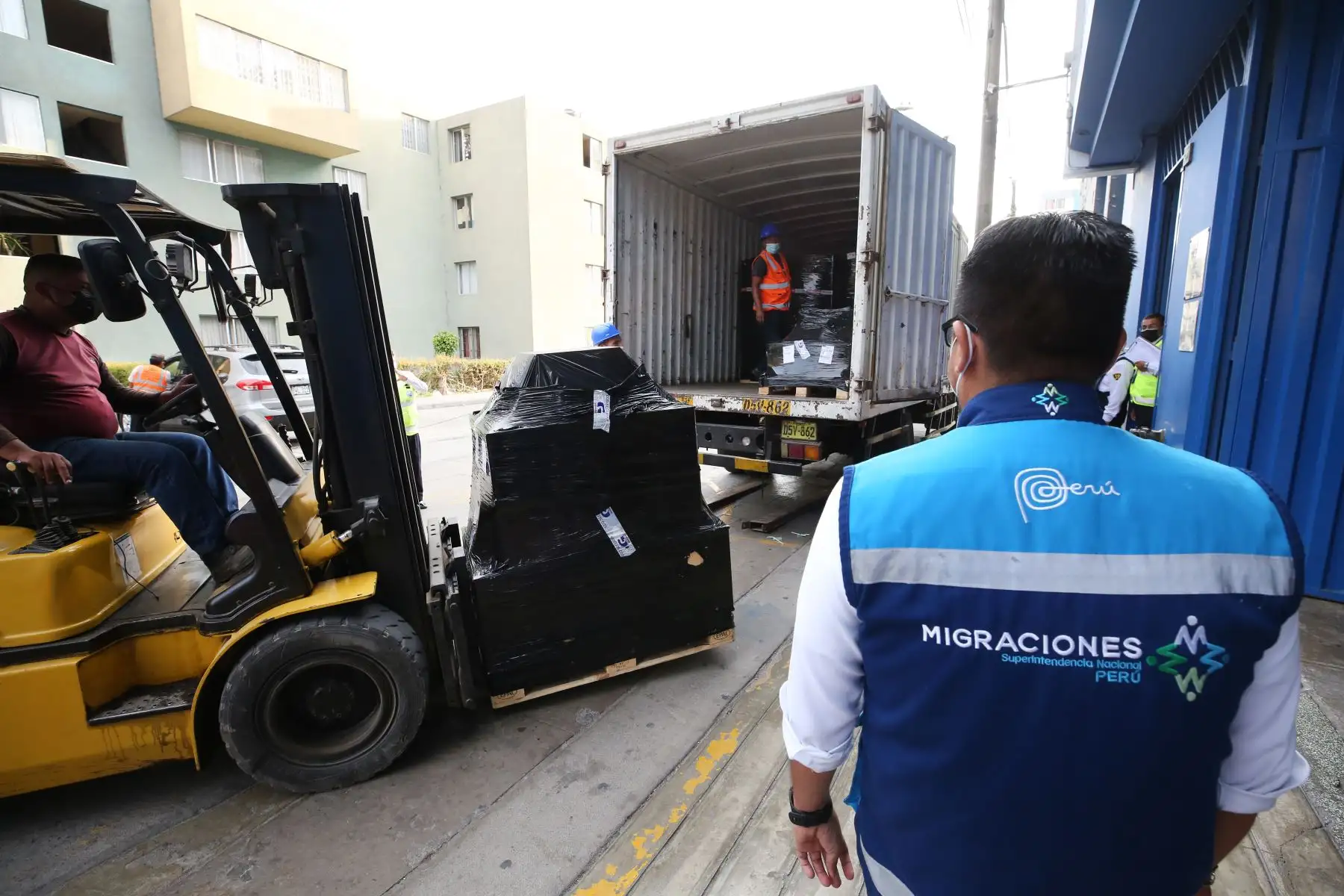 La Superintendencia Nacional de Migraciones recibió esta tarde un nuevo lote de 88 mil pasaportes electrónicos que servirán para agilizar la entrega de estos documentos biométricos a la ciudadanía. 
Foto: ANDINA/Migraciones