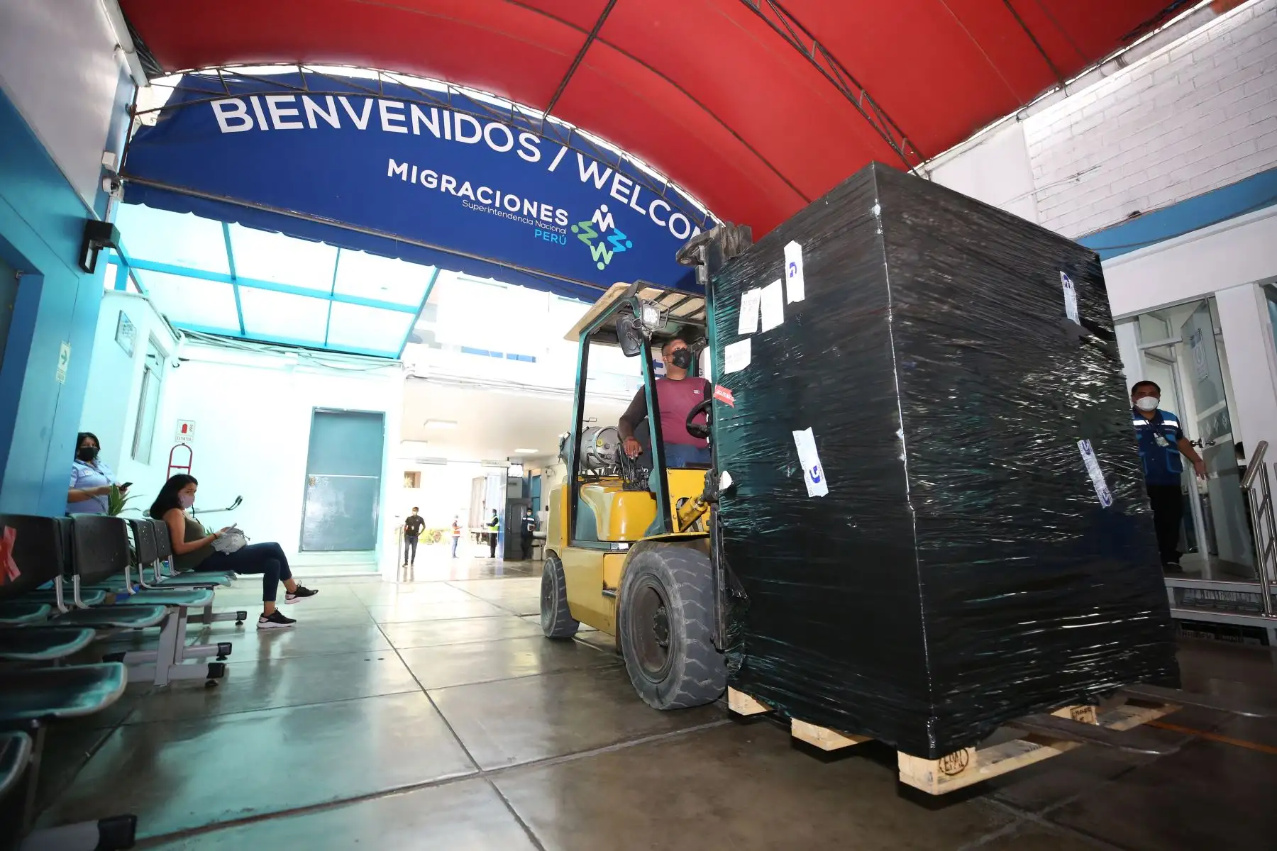 La Superintendencia Nacional de Migraciones recibió esta tarde un nuevo lote de 88 mil pasaportes electrónicos que servirán para agilizar la entrega de estos documentos biométricos a la ciudadanía. 
Foto: ANDINA/Migraciones