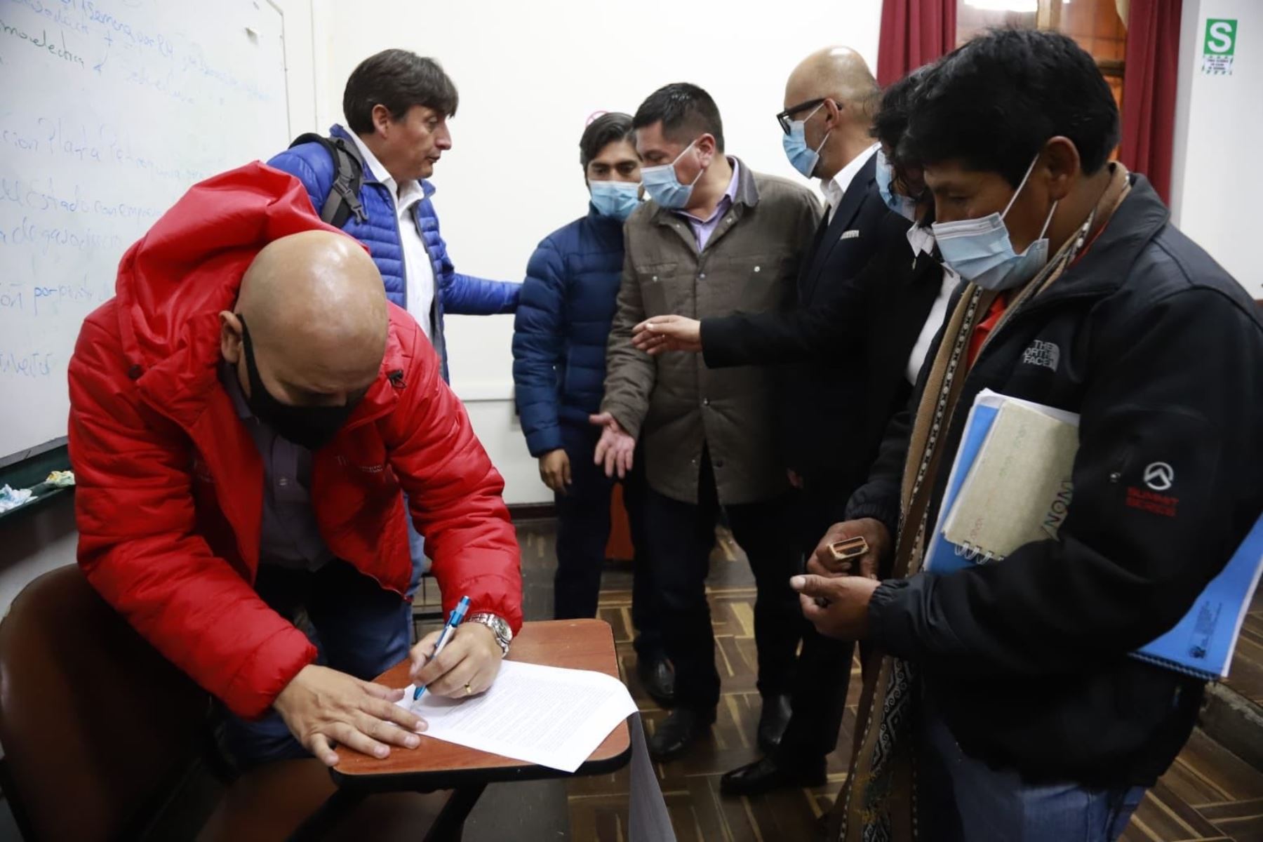 Ministros Salas Zegarra firma acta de la mesa de trabajo sobre Turismo y Cultura en el Cusco. Foto: ANDINA/difusión.