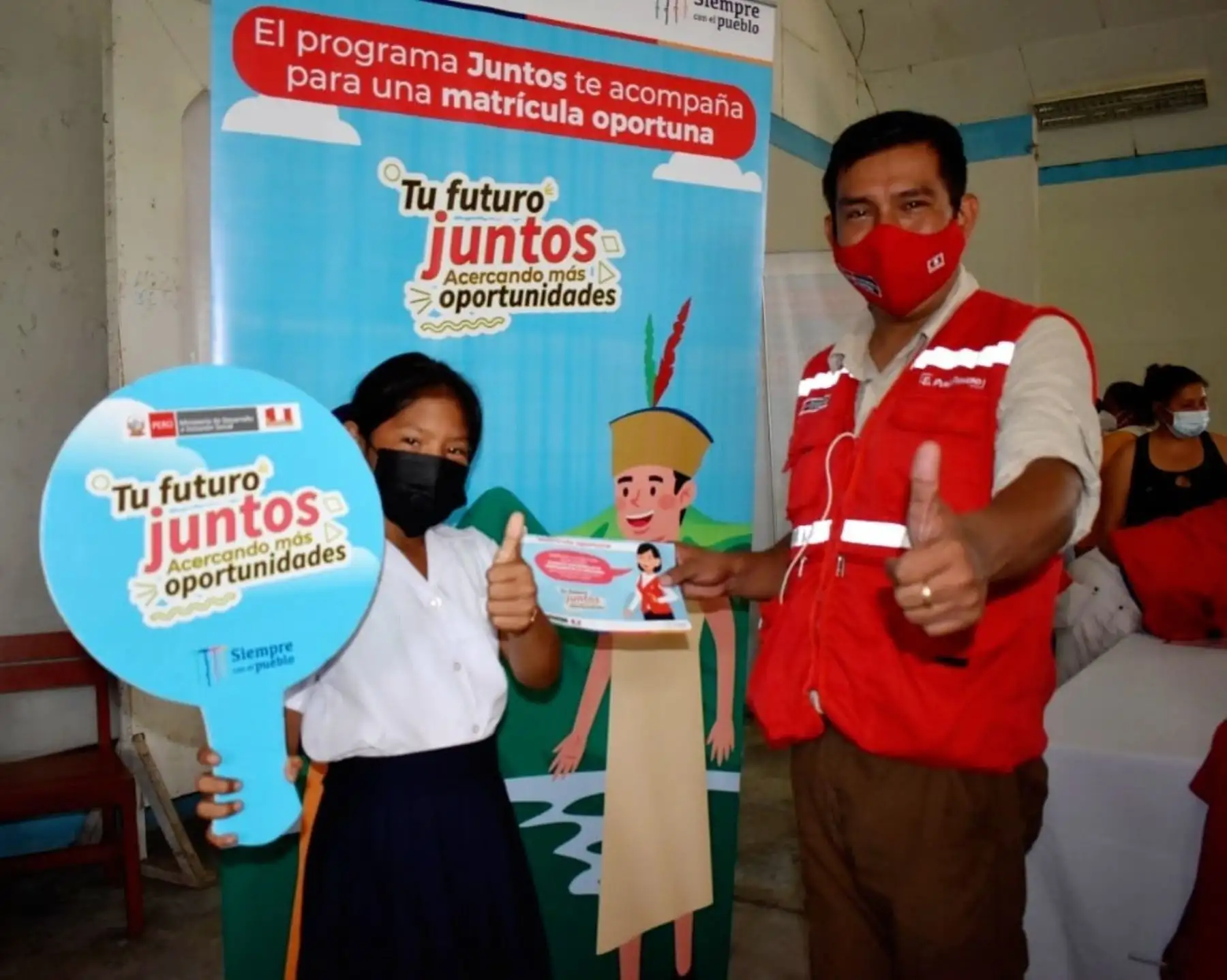 Padres de familia usuarios del programa Juntos en el distrito de Mazán, región Loreto,  aprenden sobre la importancia de la educación de sus hijos y la necesidad de que terminen sus estudios secundarios. ANDINA/Difusión