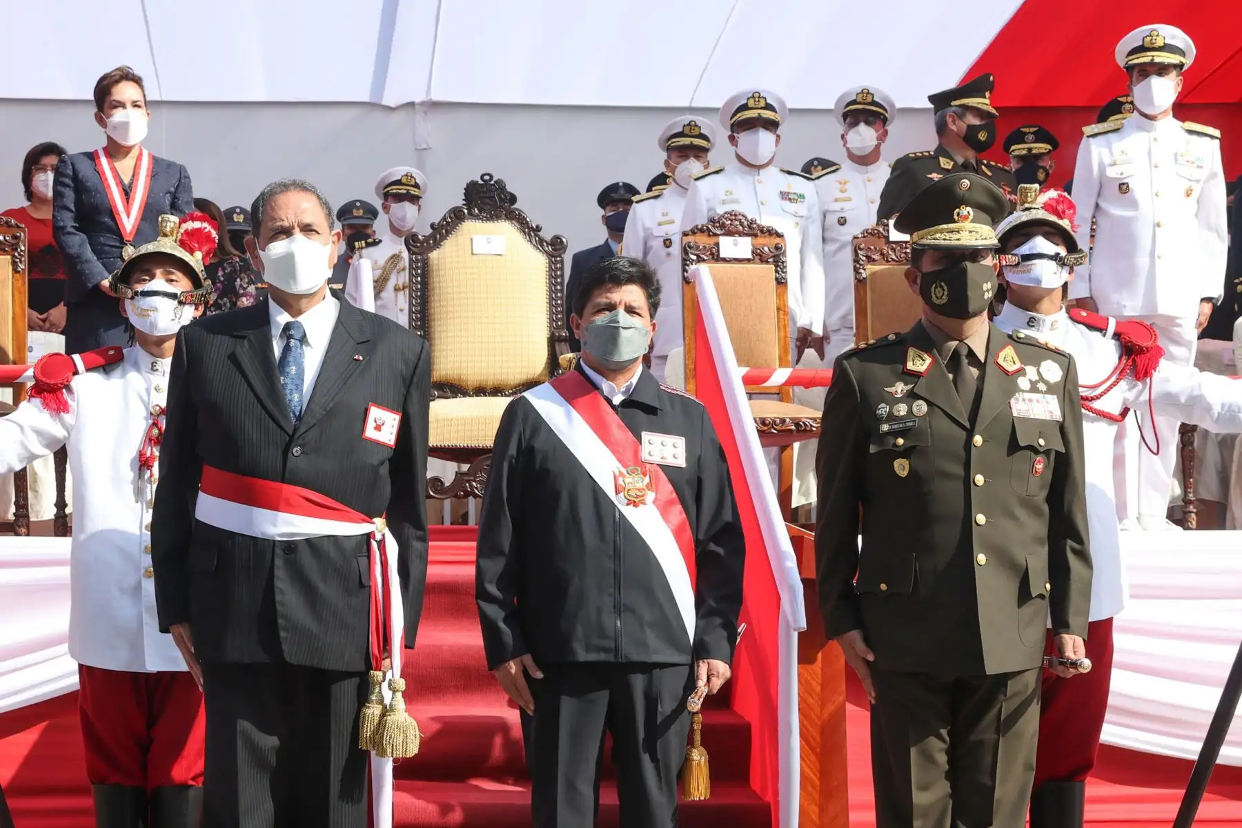 El presidente Pedro Castillo participa en la ceremonia por el 25 aniversario de la Operación Chavín de Huántar, el Día del Valor Militar y Día de los Defensores de la Democracia, donde se recuerda la exitosa liberación de rehenes por parte de las FF. AA. en la embajada de Japón. Foto: ANDINA/Prensa Presidencia.