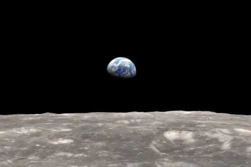 Nuestro hogar, el planeta Tierra, es un planeta terrestre y rocoso. Tiene una superficie sólida y activa, con montañas, valles, cañones, llanuras y mucho más. La Tierra es especial porque es un planeta océano, ya que el agua cubre el 70% de su superficie. Foto: NASA