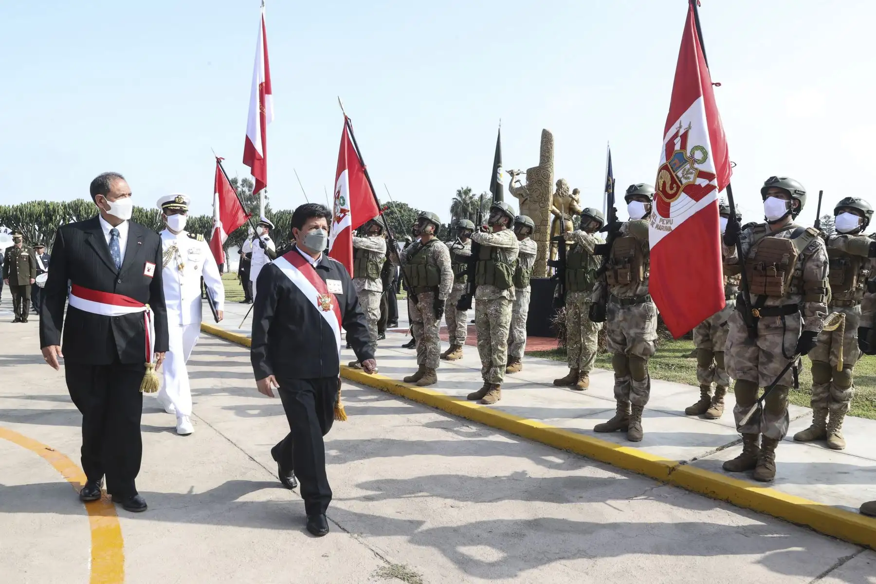 El presidente Pedro Castillo participa en la ceremonia por el 25.° aniversario de la Operación Chavín de Huántar, el Día del Valor Militar y Día de los Defensores de la Democracia, donde se recuerda la exitosa liberación de rehenes por parte de FF. AA. en la Embajada de Japón. Foto: ANDINA/ Prensa Presidencia