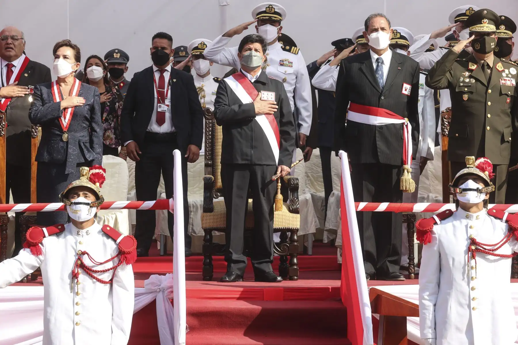 El presidente Pedro Castillo participa en la ceremonia por el 25.° aniversario de la Operación Chavín de Huántar, el Día del Valor Militar y Día de los Defensores de la Democracia, donde se recuerda la exitosa liberación de rehenes por parte de FF. AA. en la Embajada de Japón. Foto: ANDINA/ Prensa Presidencia