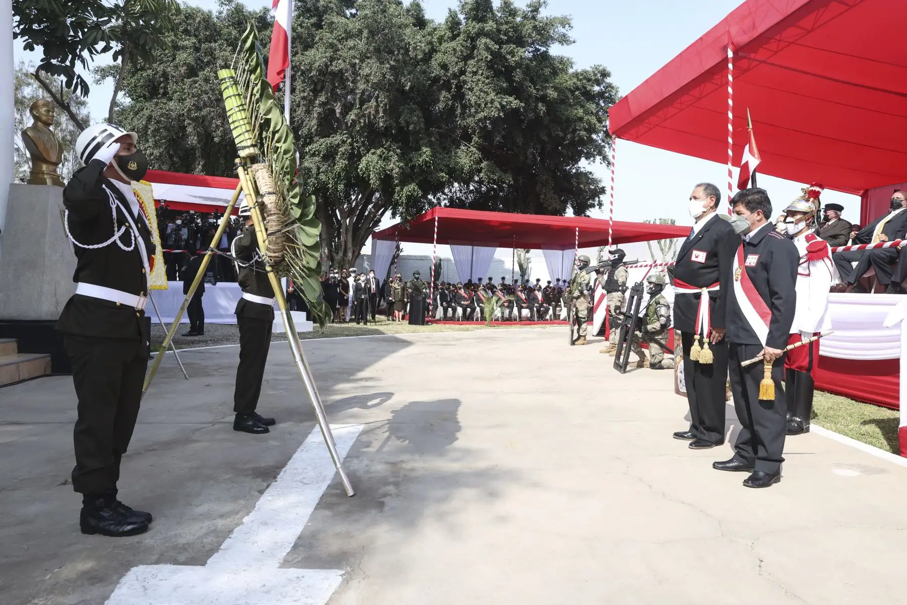 El presidente Pedro Castillo participa en la ceremonia por el 25.° aniversario de la Operación Chavín de Huántar, el Día del Valor Militar y Día de los Defensores de la Democracia, donde se recuerda la exitosa liberación de rehenes por parte de FF. AA. en la Embajada de Japón. Foto: ANDINA/ Prensa Presidencia