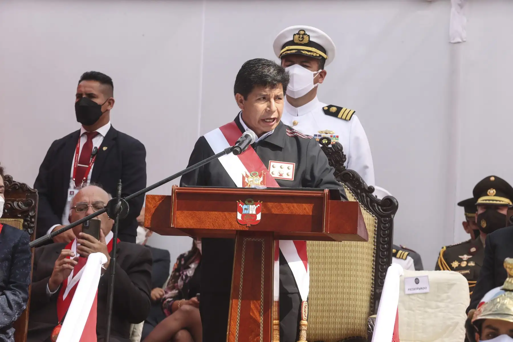 El presidente Pedro Castillo participa en la ceremonia por el 25.° aniversario de la Operación Chavín de Huántar, el Día del Valor Militar y Día de los Defensores de la Democracia, donde se recuerda la exitosa liberación de rehenes por parte de FF. AA. en la Embajada de Japón. Foto: ANDINA/ Prensa Presidencia