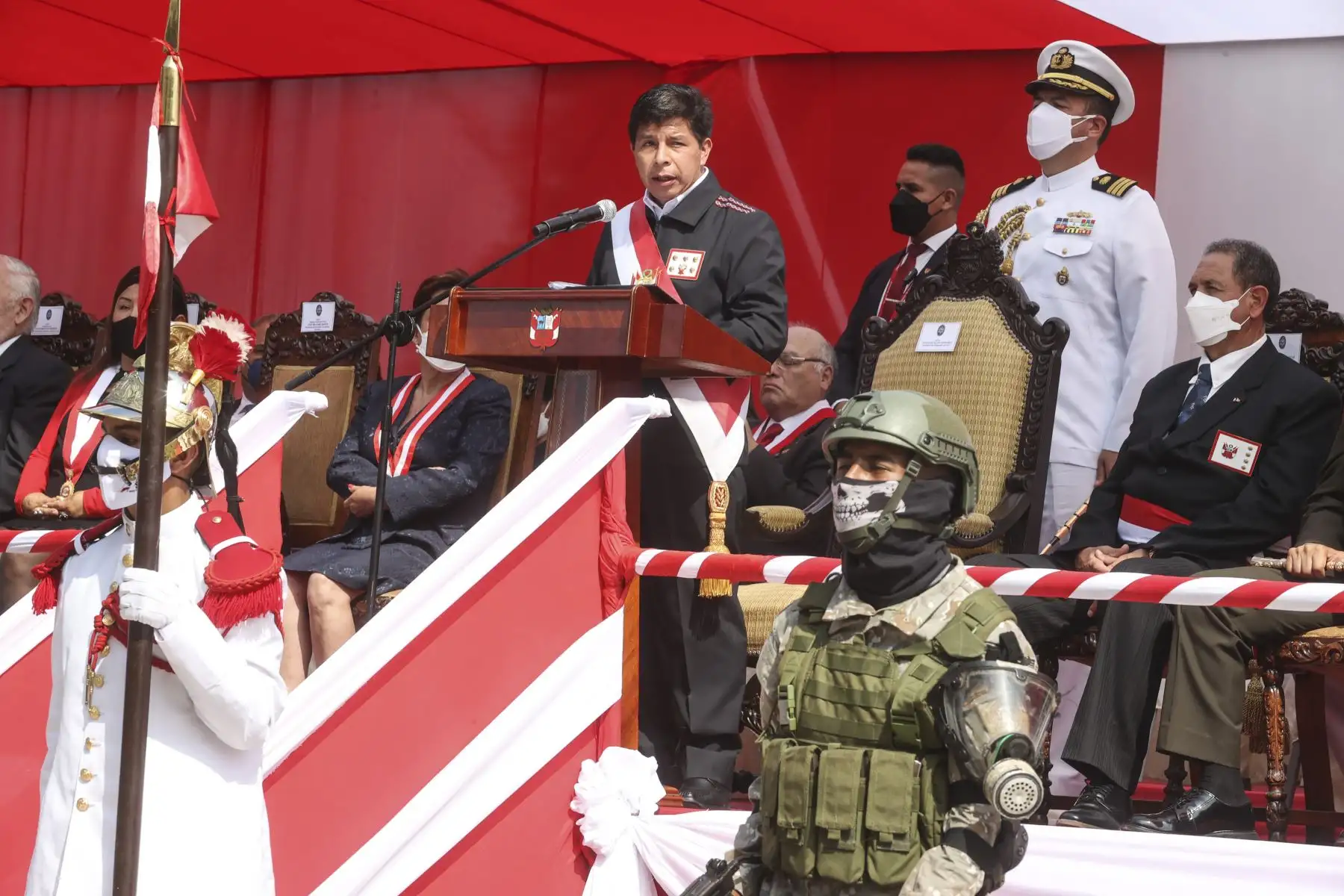 El presidente Pedro Castillo participa en la ceremonia por el 25.° aniversario de la Operación Chavín de Huántar, el Día del Valor Militar y Día de los Defensores de la Democracia, donde se recuerda la exitosa liberación de rehenes por parte de FF. AA. en la Embajada de Japón. Foto: ANDINA/ Prensa Presidencia