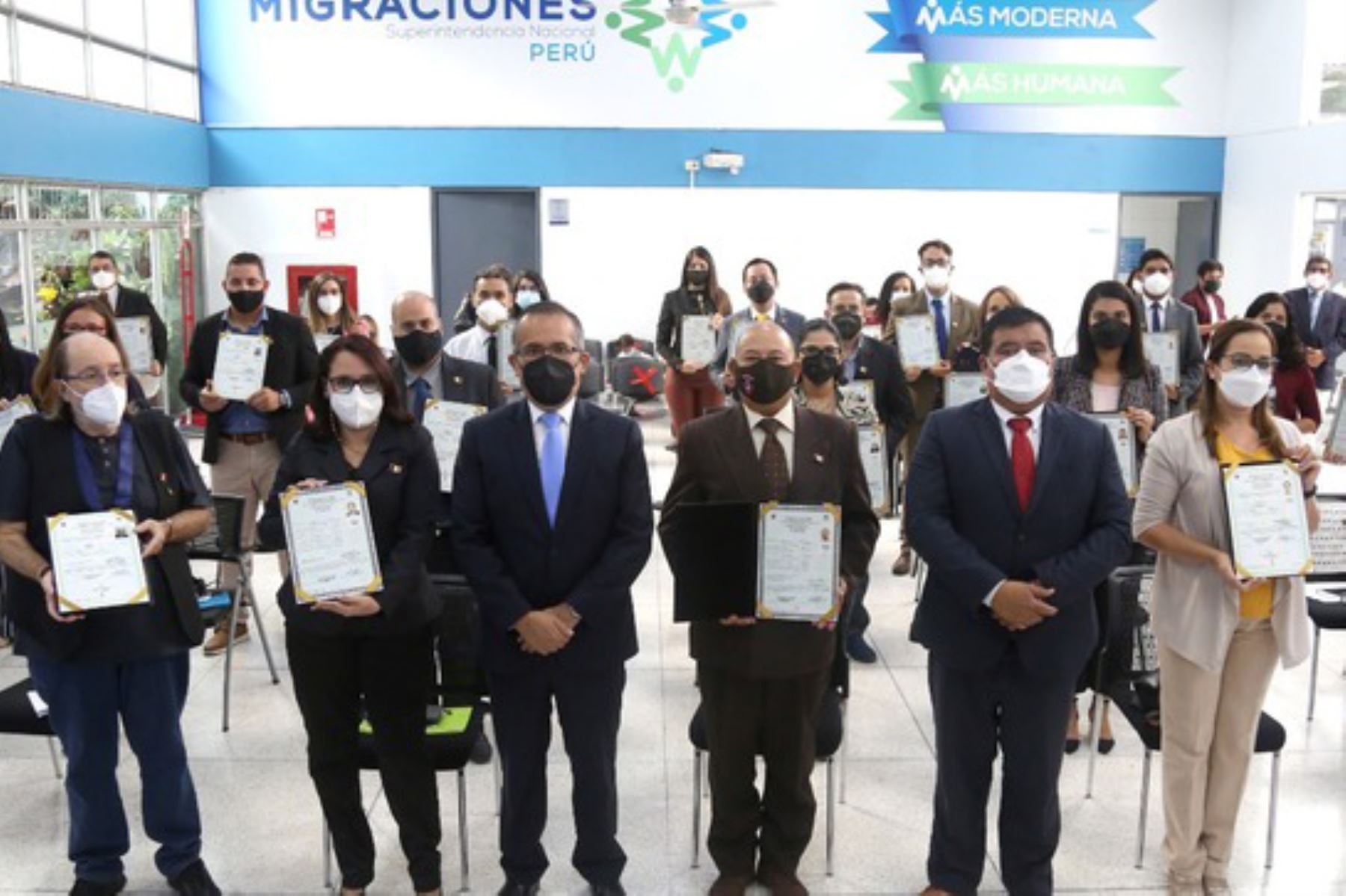 Migraciones: 28 ciudadanos extranjeros reciben nacionalidad peruana