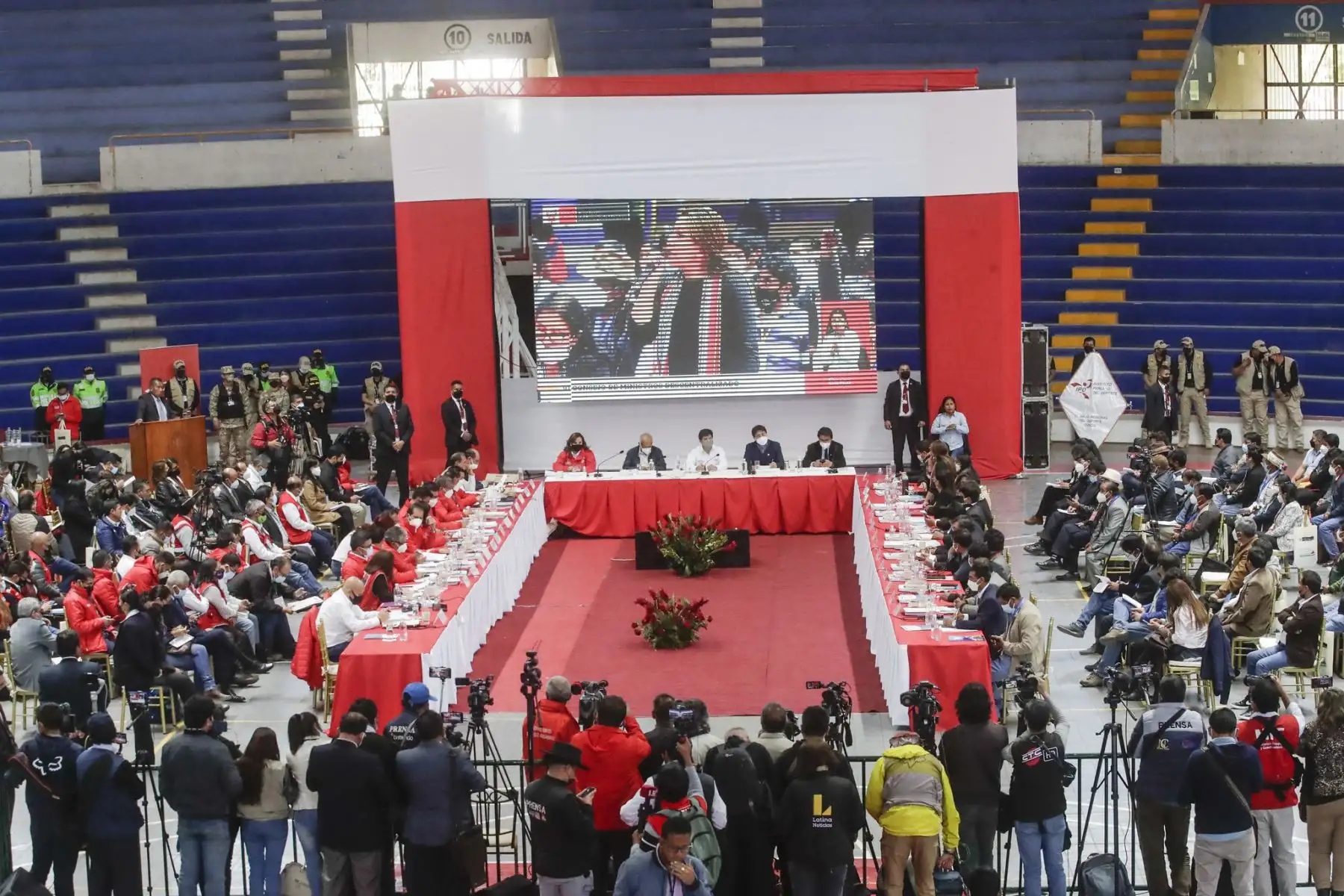 El presidente de la República, Pedro Castillo lidera el VI Consejo de Ministros Descentralizado en la ciudad de Cusco, que se desarrolla en el Coliseo Casa de la Juventud. Foto: ANDINA/ Prensa Presidencia