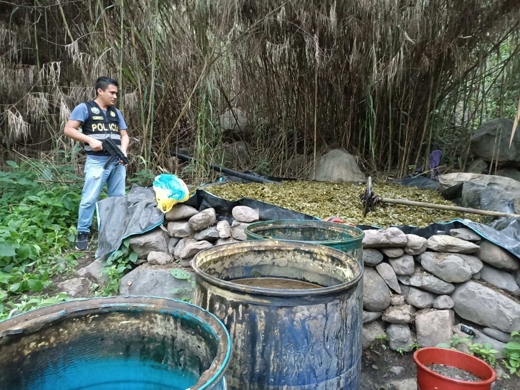 Agentes de la Diviac de la Policía Nacional hallaron un laboratorio de procesamiento de droga en la provincia de Gran Chimú, región La Libertad. ANDINA/Difusión