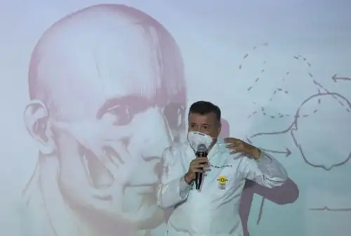 El perito forense colombiano Jorge Paredes brinda una conferencia de prensa en Bogotá relacionada con la muerte del exfutbolista colombiano Freddy Rincón tras un accidente de tránsito el pasado 13 de abril. Foto: AFP