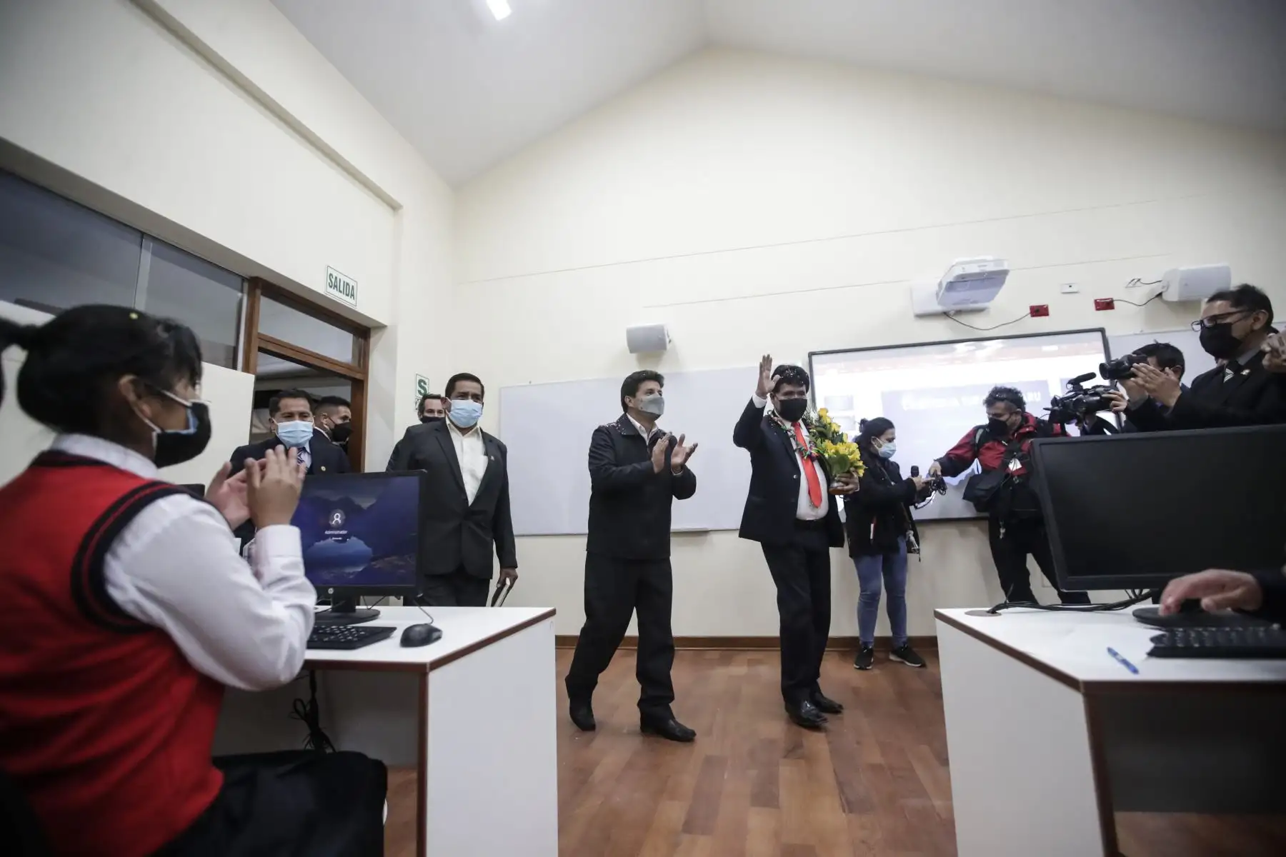 El presidente Pedro Castillo, junto al alcalde del distrito de Santiago en Cusco, inspeccionó la moderna infraestructura del colegio N° 50723 Cecilia Túpac Amaru de nivel inicial, primaria y secundaria, y que recientemente culminó su construcción.
Foto: ANDINA/Presidencia Perú