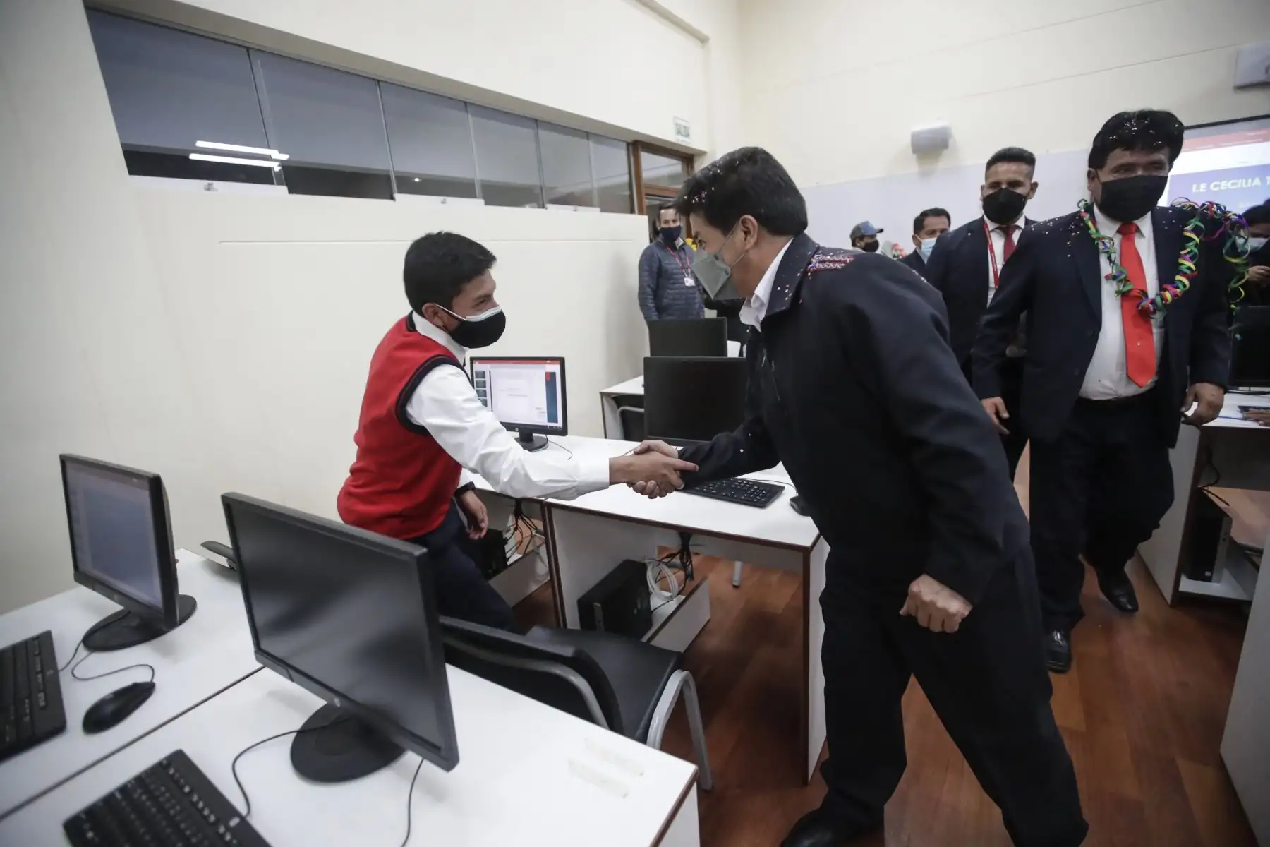 El presidente Pedro Castillo, junto al alcalde del distrito de Santiago en Cusco, inspeccionó la moderna infraestructura del colegio N° 50723 Cecilia Túpac Amaru de nivel inicial, primaria y secundaria, y que recientemente culminó su construcción.
Foto: ANDINA/Presidencia Perú