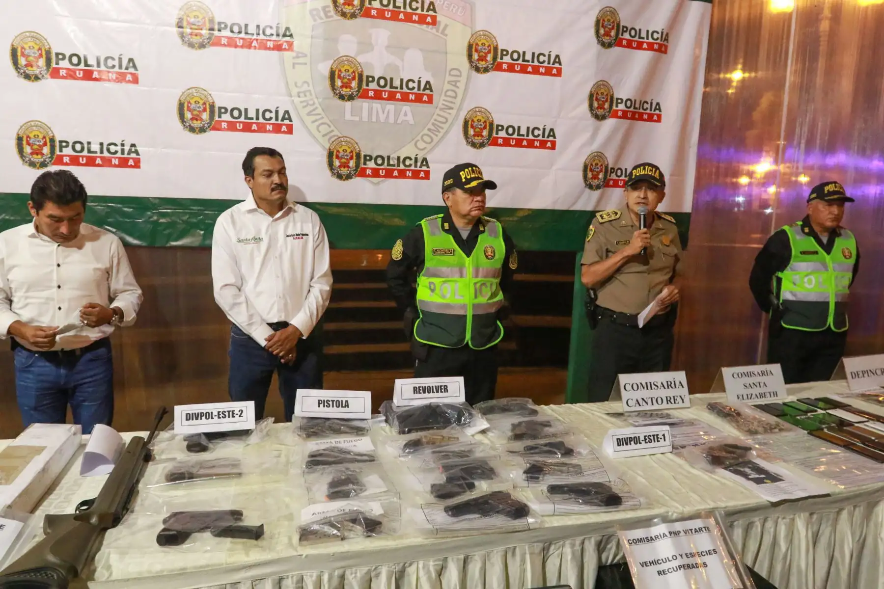 La Policía Nacional del Perú, a través de la Región Policial Lima presentó esta noche los resultados del megaoperativo realizado en toda la jurisdicción Este, en el marco del estado de emergencia decretado por el Estado. Se presentaron armas incautadas, sustancias ilícitas decomisadas, especies recuperadas y detenidos.
Foto: ANDINA/Héctor Vinces