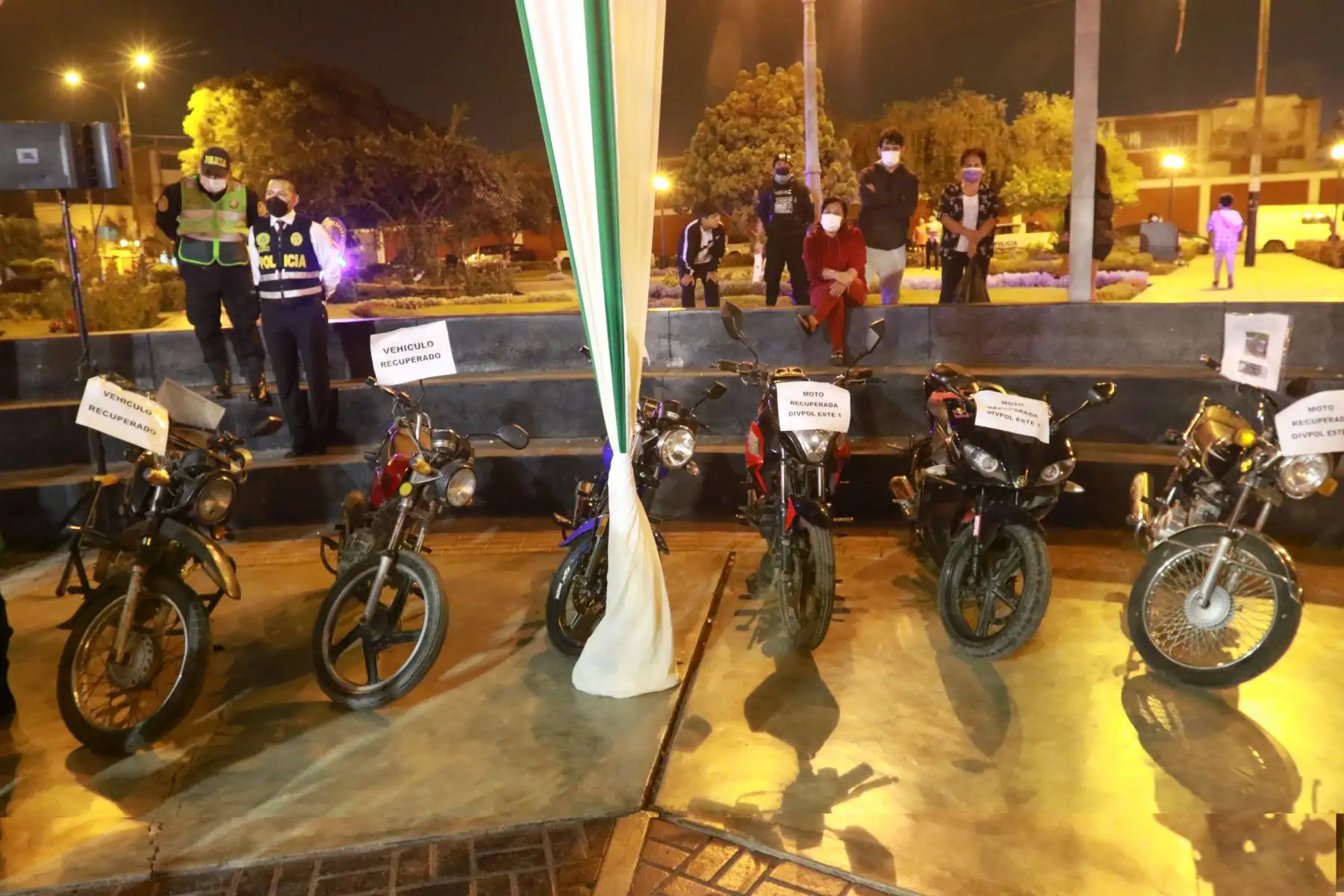 La Policía Nacional del Perú, a través de la Región Policial Lima presentó esta noche los resultados del megaoperativo realizado en toda la jurisdicción Este, en el marco del estado de emergencia decretado por el Estado. Se presentaron armas incautadas, sustancias ilícitas decomisadas, especies recuperadas y detenidos.
Foto: ANDINA/Héctor Vinces