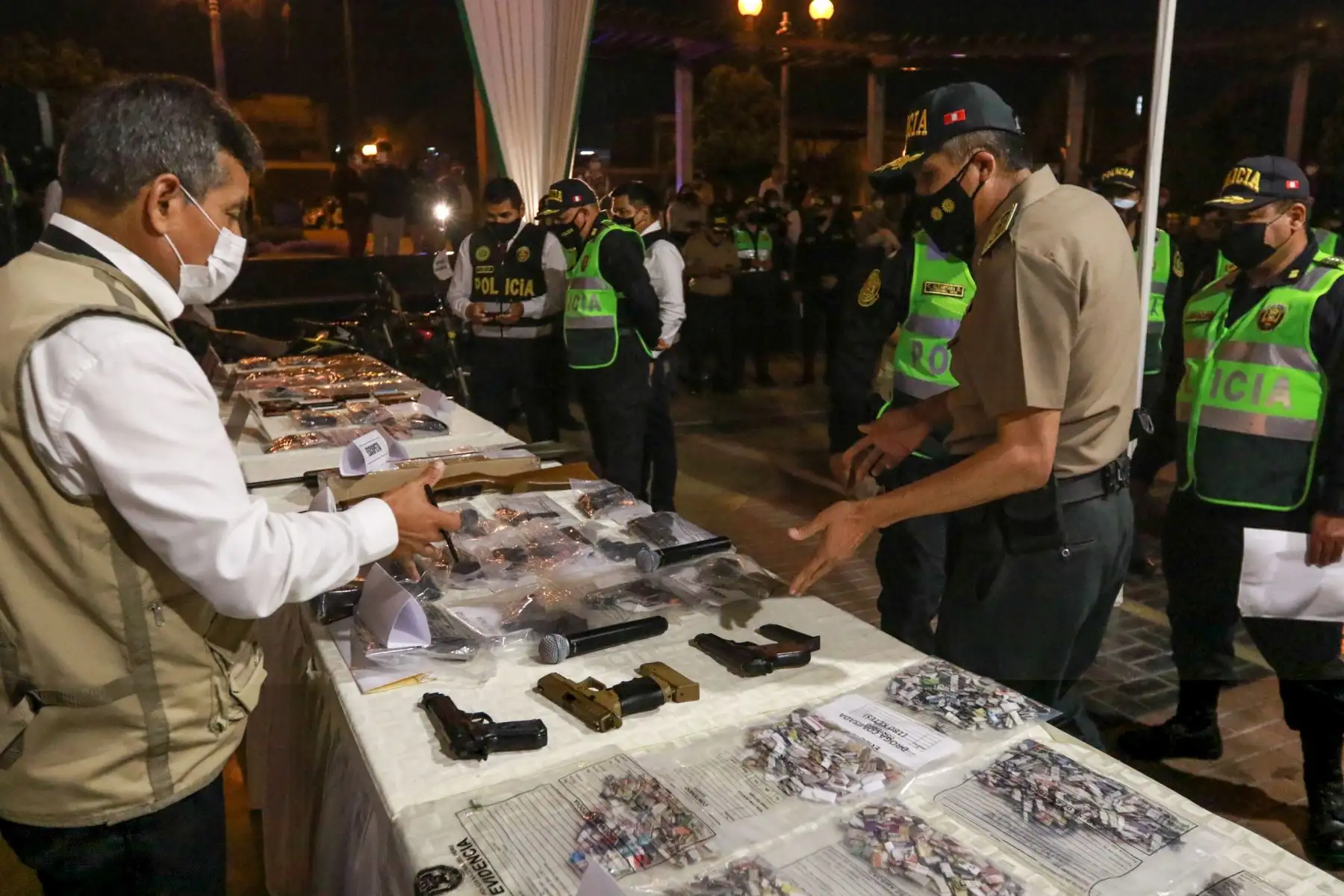 La Policía Nacional del Perú, a través de la Región Policial Lima presentó esta noche los resultados del megaoperativo realizado en toda la jurisdicción Este, en el marco del estado de emergencia decretado por el Estado. Se presentaron armas incautadas, sustancias ilícitas decomisadas, especies recuperadas y detenidos.
Foto: ANDINA/Héctor Vinces
