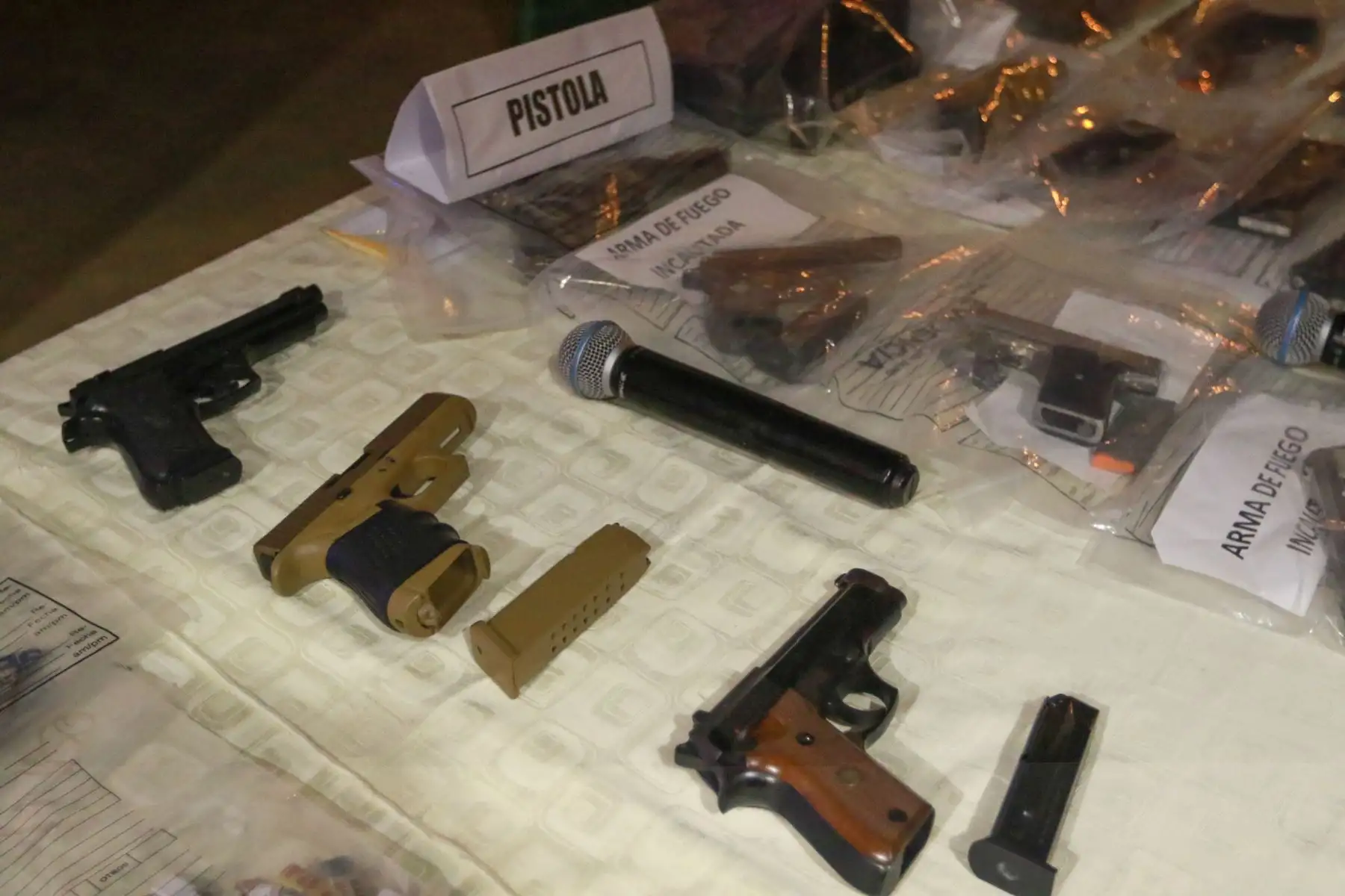 La Policía Nacional del Perú, a través de la Región Policial Lima presentó esta noche los resultados del megaoperativo realizado en toda la jurisdicción Este, en el marco del estado de emergencia decretado por el Estado. Se presentaron armas incautadas, sustancias ilícitas decomisadas, especies recuperadas y detenidos.
Foto: ANDINA/Héctor Vinces