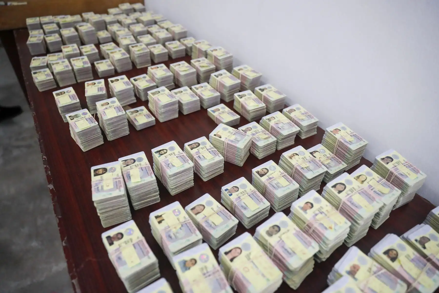 Con la finalidad de que todos los ciudadanos que tramitaron su licencia de conducir puedan contar con este documento a la brevedad, el MTC, organizó una jornada extraordinaria de entrega de brevetes físicos este fin de semana. Foto: ANDINA/Renato Pajuelo