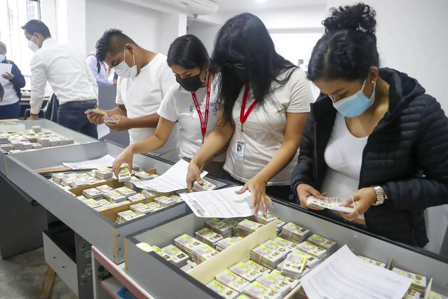 Con la finalidad de que todos los ciudadanos que tramitaron su licencia de conducir puedan contar con este documento a la brevedad, el MTC, organizó una jornada extraordinaria de entrega de brevetes físicos este fin de semana. Foto: ANDINA/Renato Pajuelo