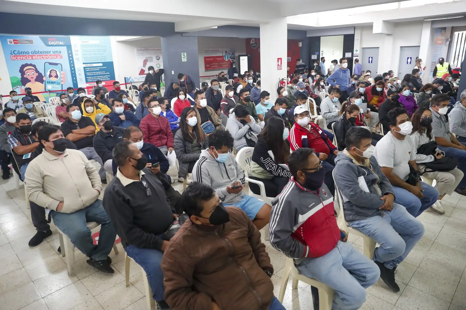 Con la finalidad de que todos los ciudadanos que tramitaron su licencia de conducir puedan contar con este documento a la brevedad, el MTC, organizó una jornada extraordinaria de entrega de brevetes físicos este fin de semana. Foto: ANDINA/Renato Pajuelo