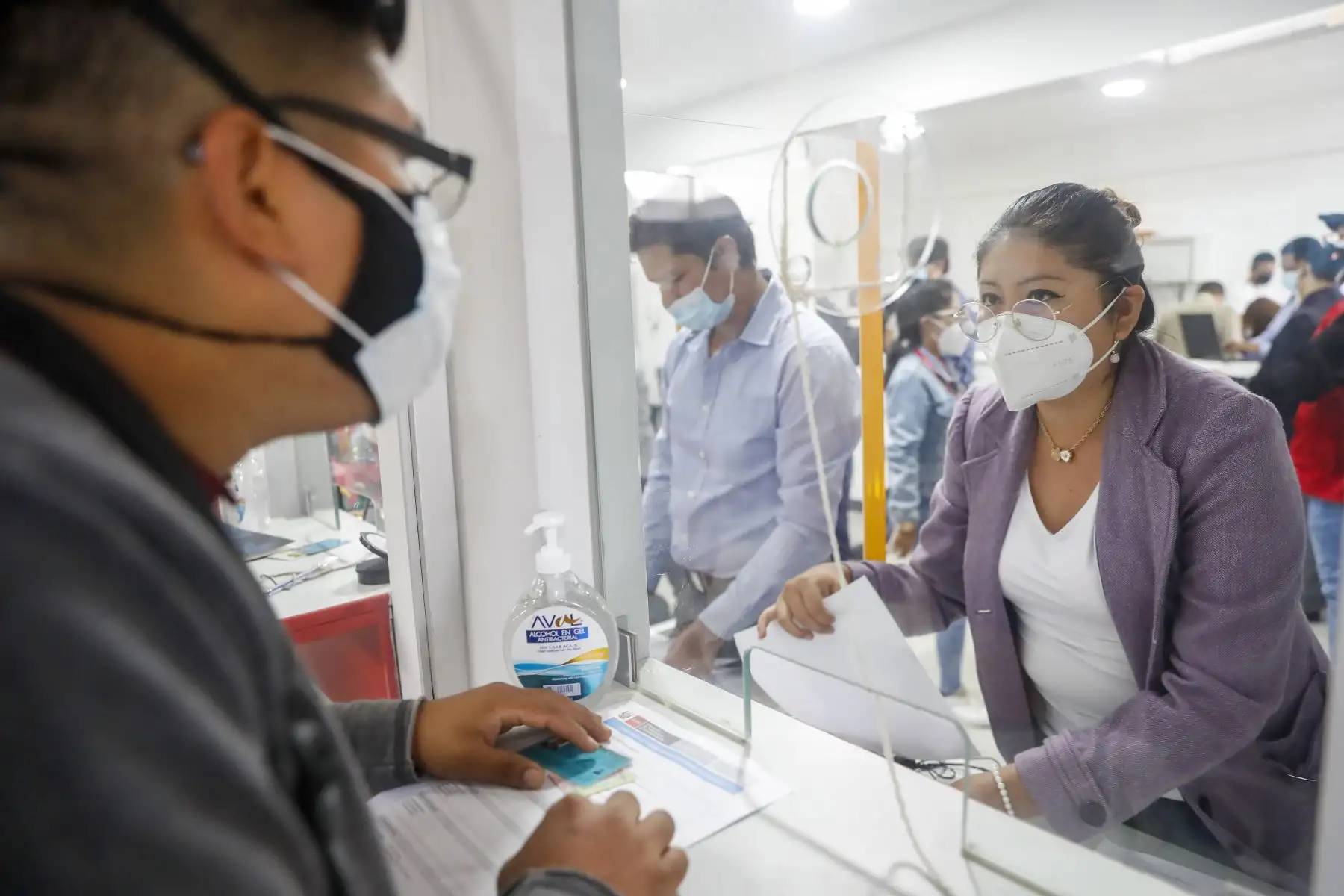 Con la finalidad de que todos los ciudadanos que tramitaron su licencia de conducir puedan contar con este documento a la brevedad, el MTC, organizó una jornada extraordinaria de entrega de brevetes físicos este fin de semana. Foto: ANDINA/Renato Pajuelo