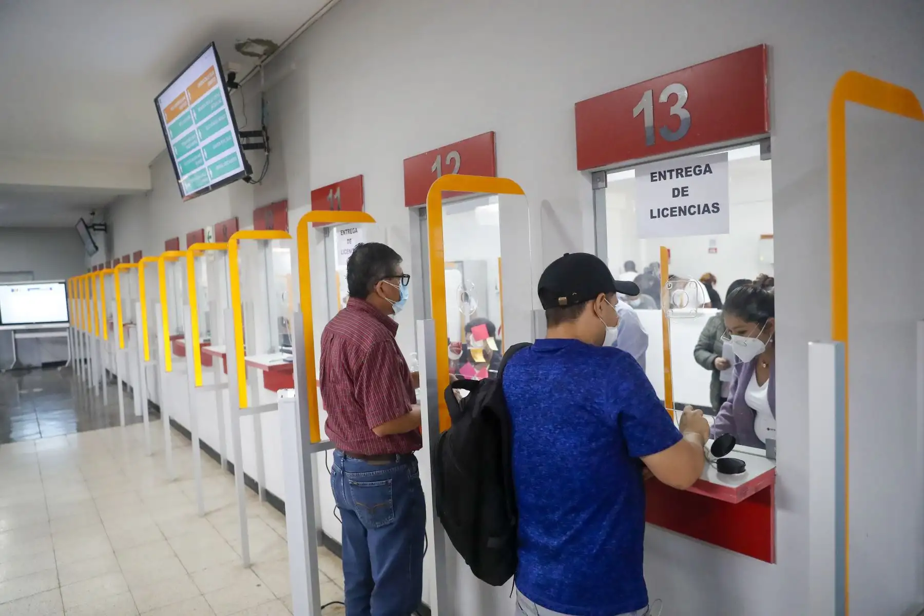 Con la finalidad de que todos los ciudadanos que tramitaron su licencia de conducir puedan contar con este documento a la brevedad, el MTC, organizó una jornada extraordinaria de entrega de brevetes físicos este fin de semana. Foto: ANDINA/Renato Pajuelo